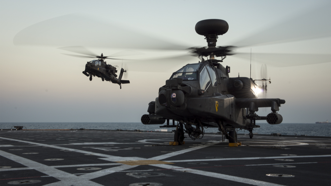 Schwarzer Und Grauer Kampfpanzer Auf Grauer Asphaltstraße Tagsüber. Wallpaper in 1366x768 Resolution