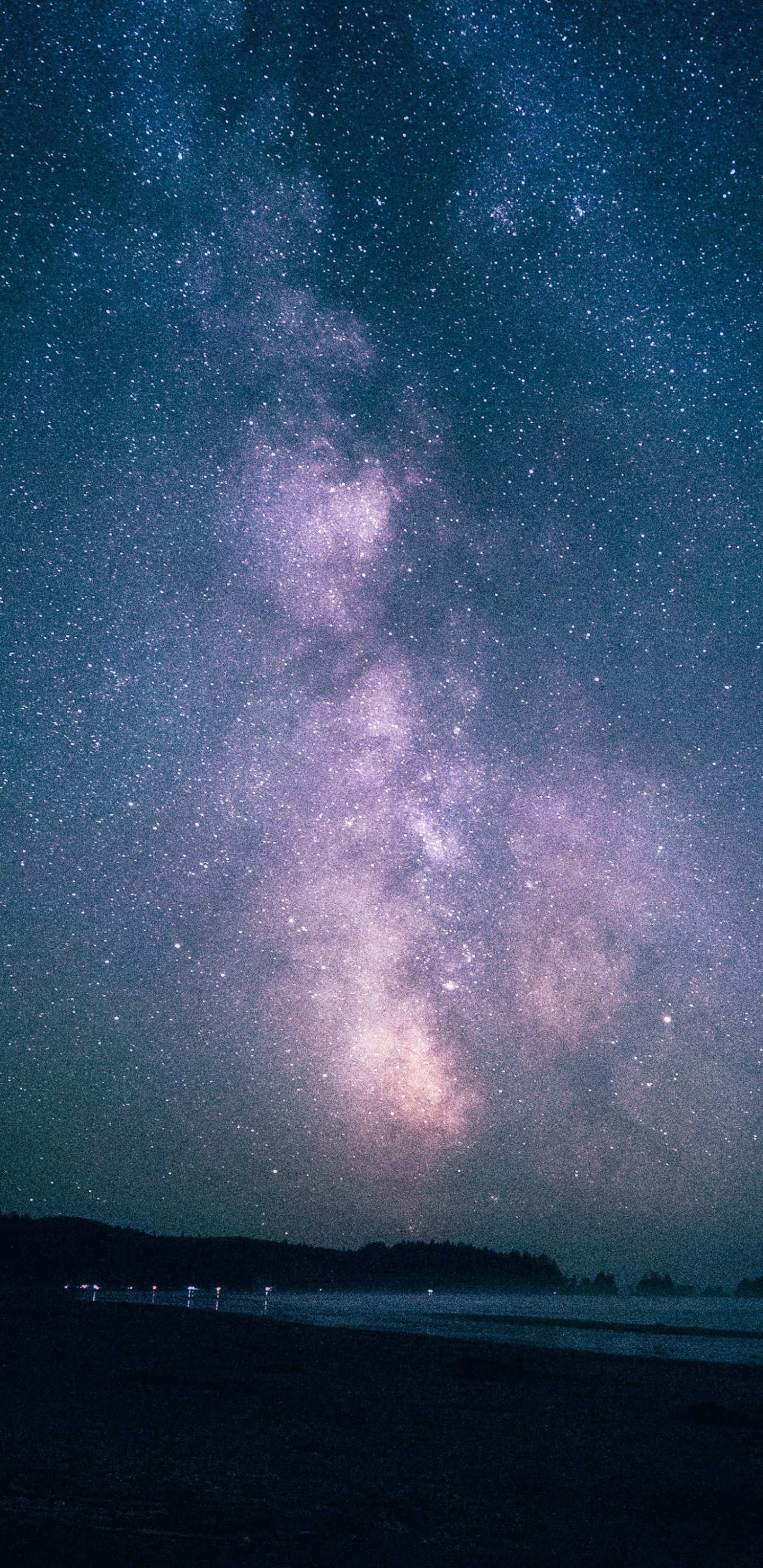 Silueta de Montaña Bajo un Cielo Azul Durante la Noche. Wallpaper in 1440x2960 Resolution