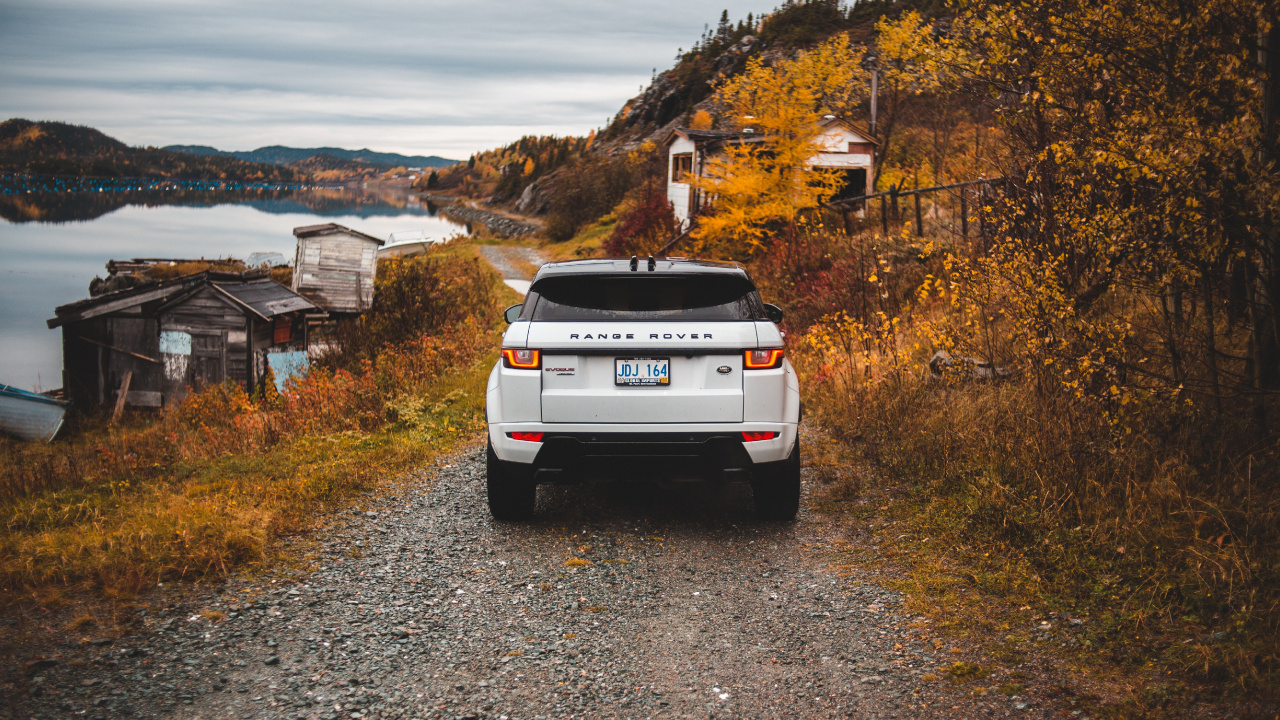 Suv Nissan Blanc Sur un Chemin de Terre Gris Pendant la Journée. Wallpaper in 1280x720 Resolution