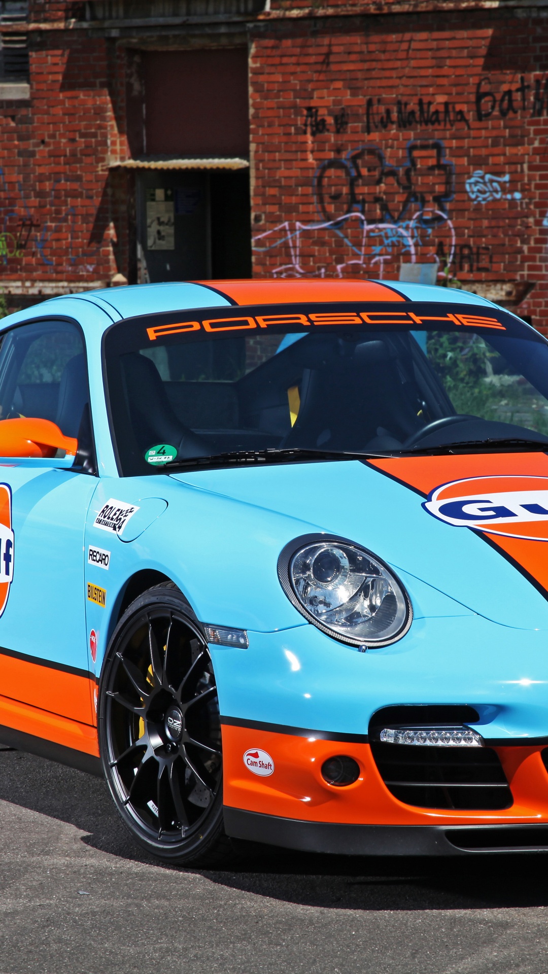 Porsche 911 Azul y Blanco Estacionado Cerca Del Edificio de Ladrillo Marrón Durante el Día. Wallpaper in 1080x1920 Resolution