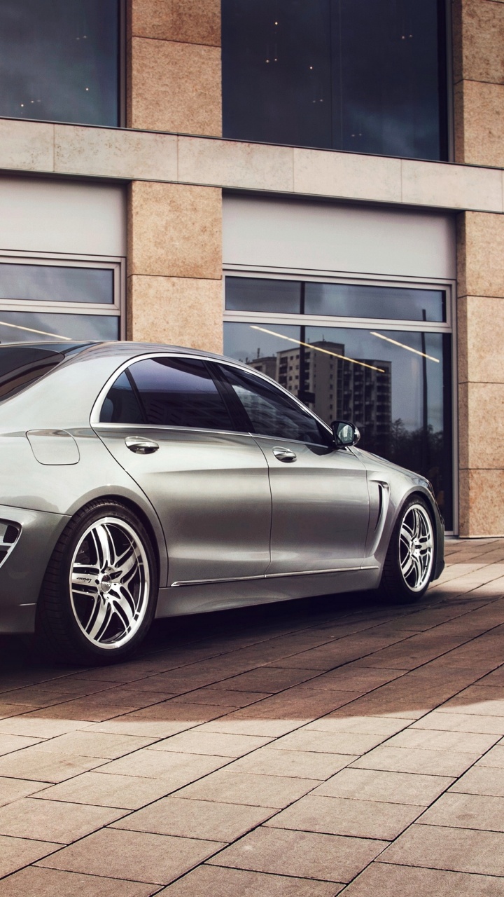 Silbernes Mercedes Benz Coupé Neben Braunem Backsteingebäude Geparkt. Wallpaper in 720x1280 Resolution