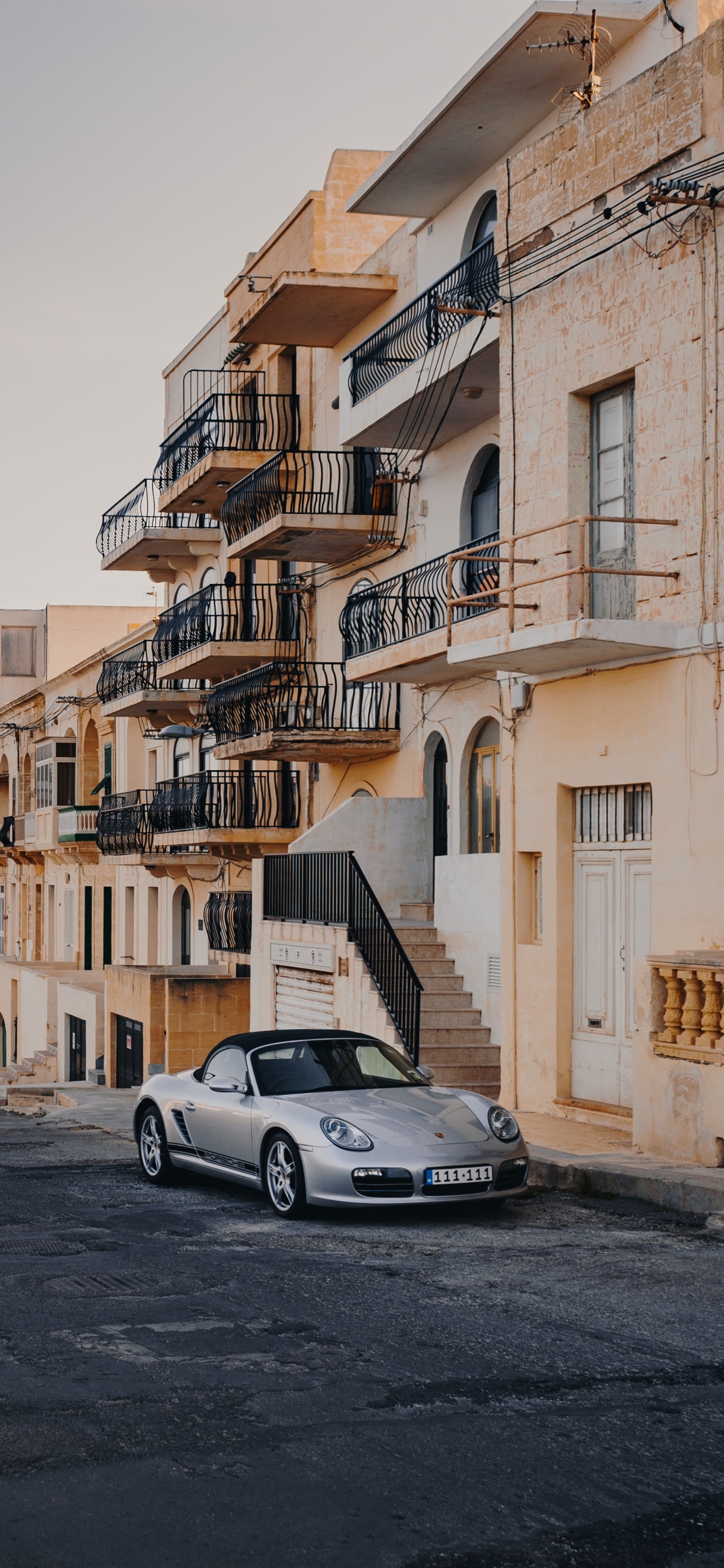 Porsche 911 Blanche Garée à Côté D'un Bâtiment en Béton Jaune Pendant la Journée. Wallpaper in 1242x2688 Resolution
