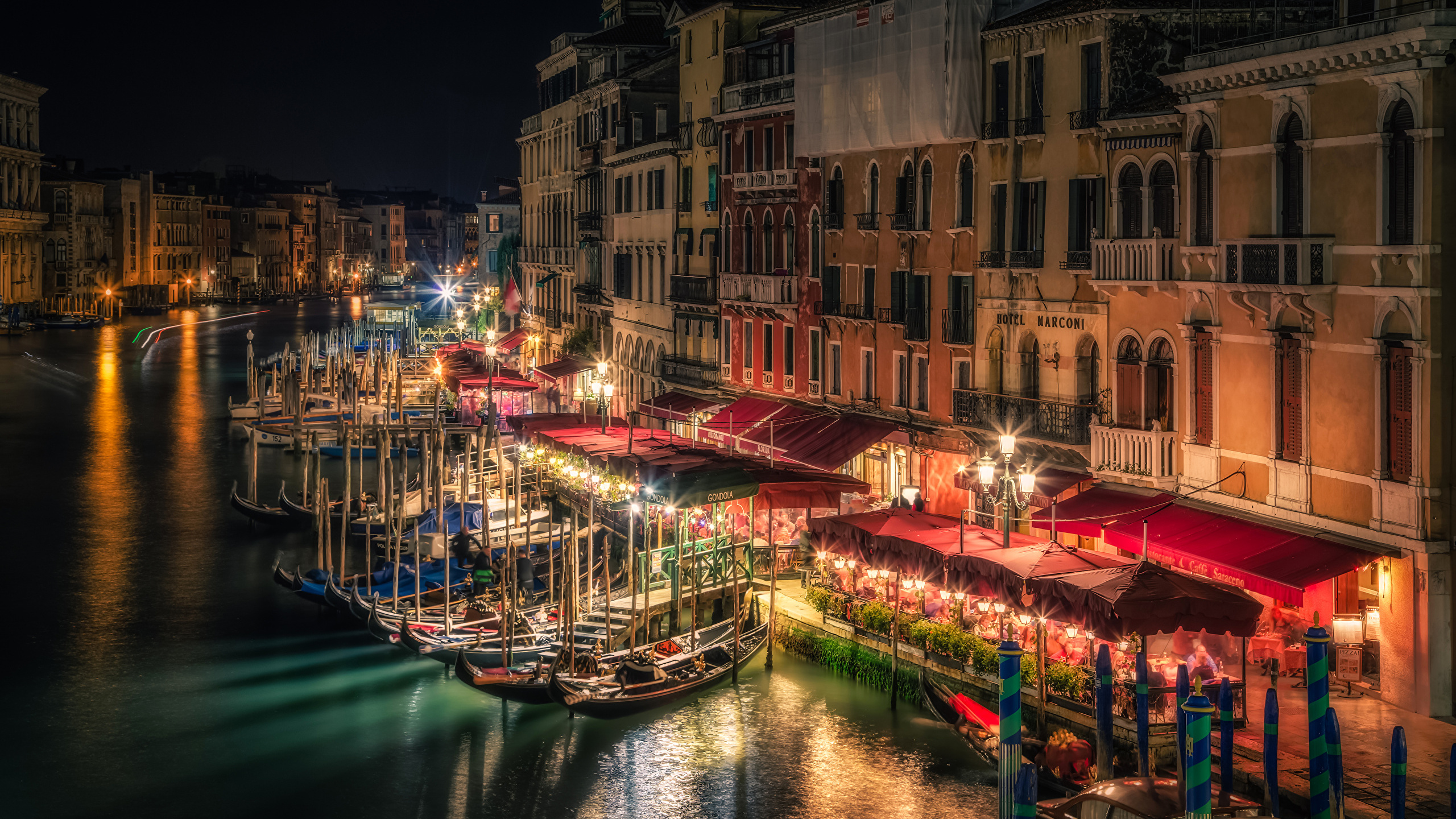 Boat on River Near Buildings During Night Time. Wallpaper in 2560x1440 Resolution