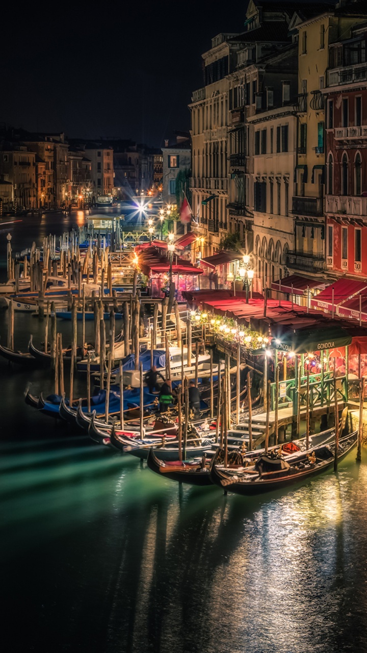 Bateau Sur la Rivière Près Des Bâtiments Pendant la Nuit. Wallpaper in 720x1280 Resolution