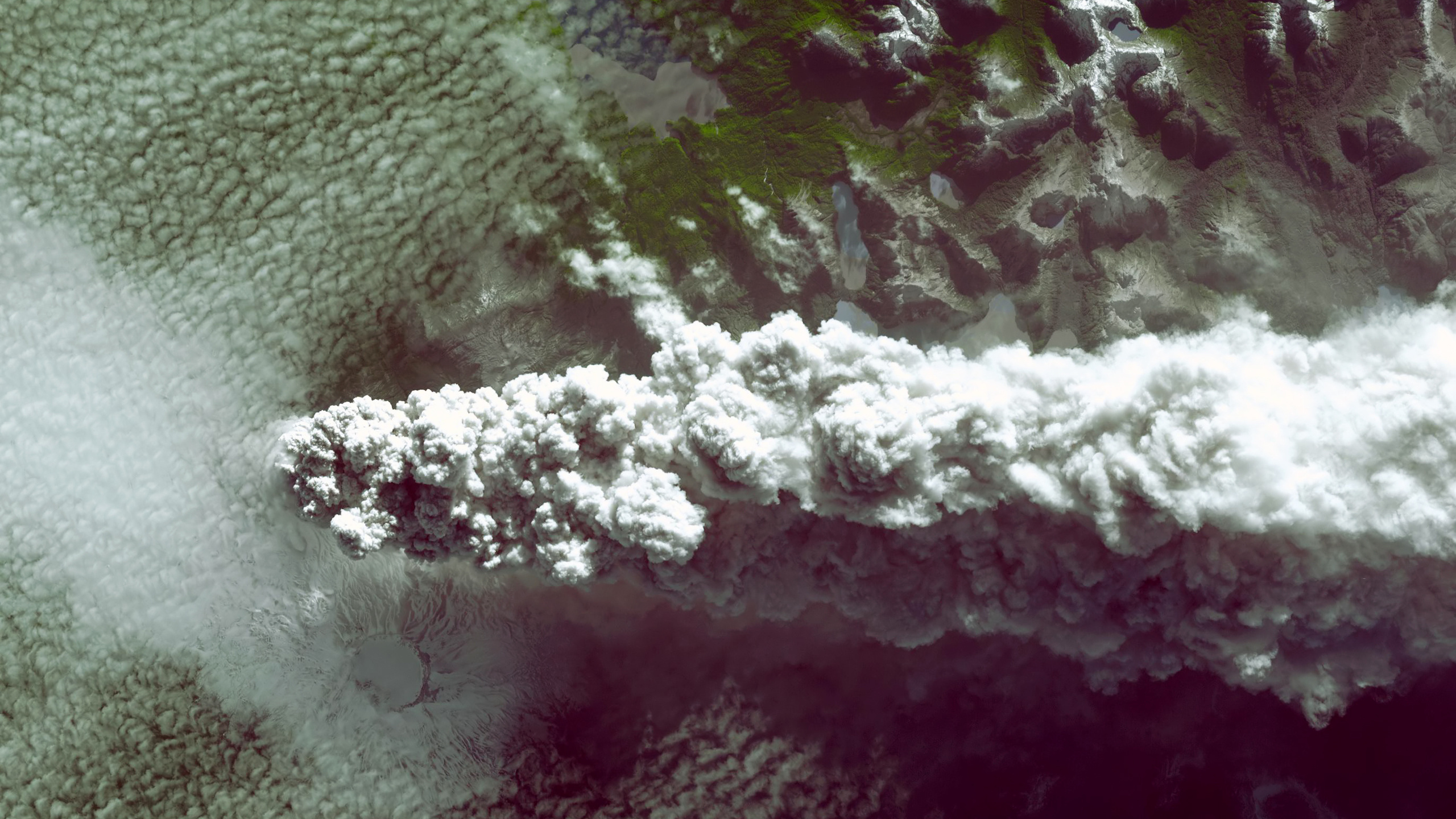 Vue à Vol D'oiseau Des Vagues de L'océan. Wallpaper in 2560x1440 Resolution