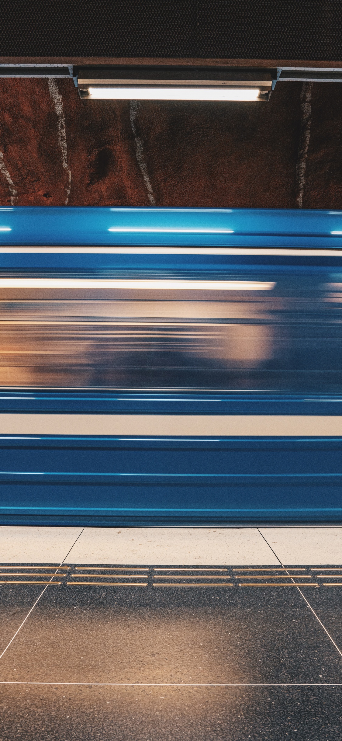 Blaue Und Braune Holzbank. Wallpaper in 1125x2436 Resolution