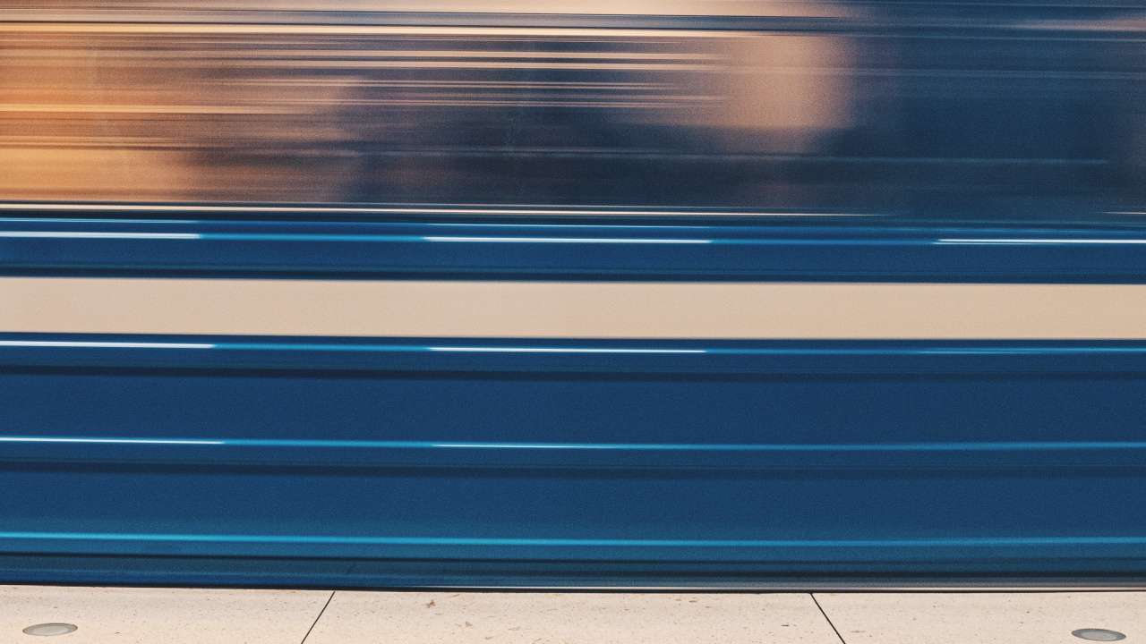 Blaue Und Braune Holzbank. Wallpaper in 1280x720 Resolution