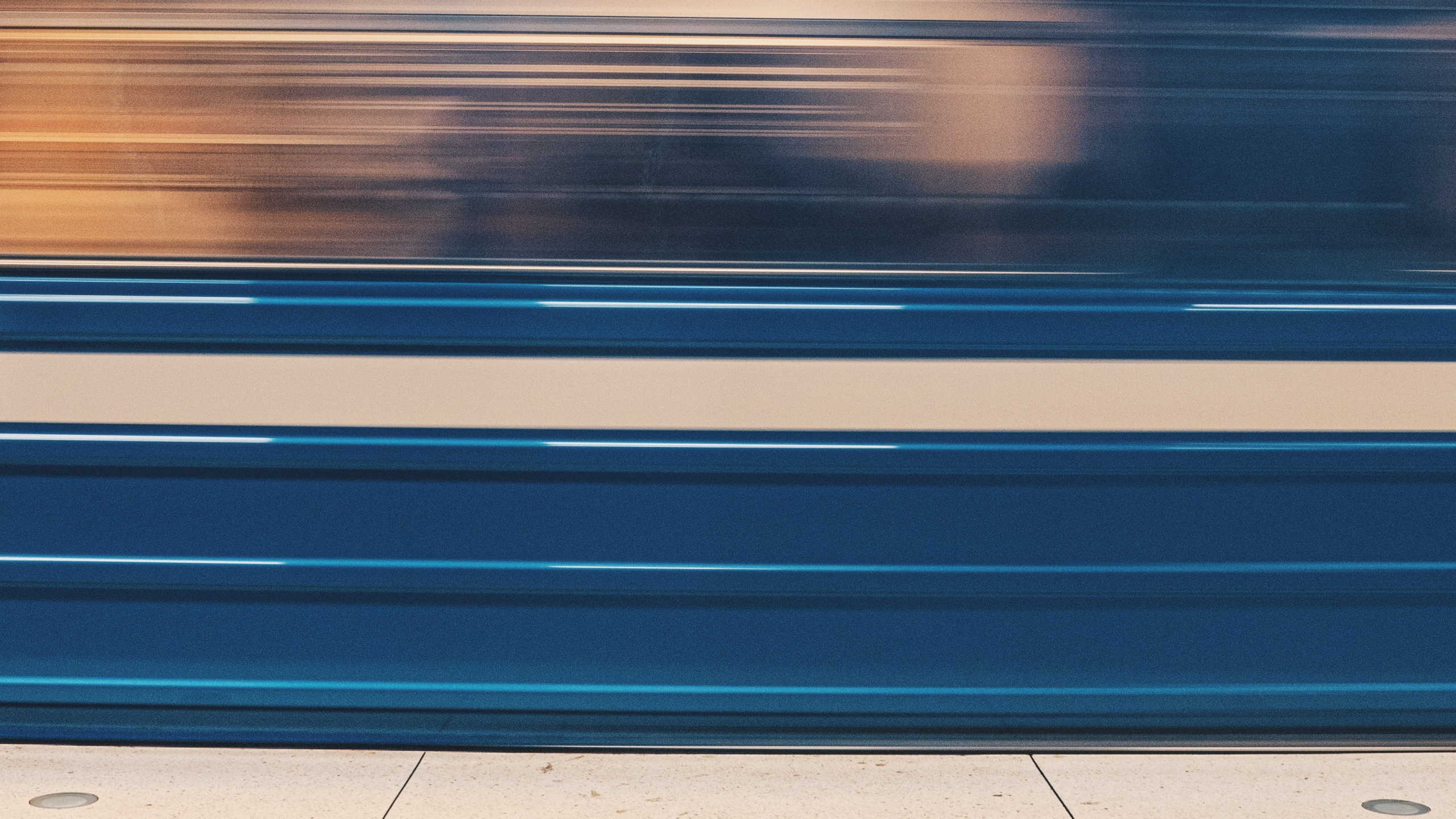 Blue and Brown Wooden Bench. Wallpaper in 2560x1440 Resolution