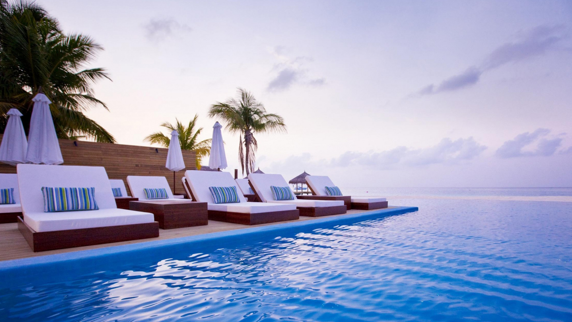 Barco Rojo y Blanco Sobre Azul Cuerpo de Agua Durante el Día. Wallpaper in 1920x1080 Resolution