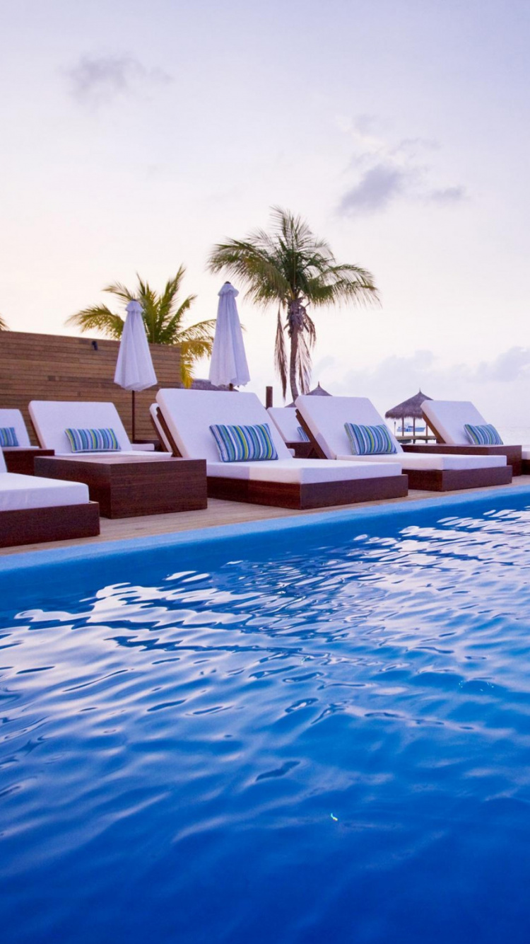 Barco Rojo y Blanco Sobre Azul Cuerpo de Agua Durante el Día. Wallpaper in 750x1334 Resolution