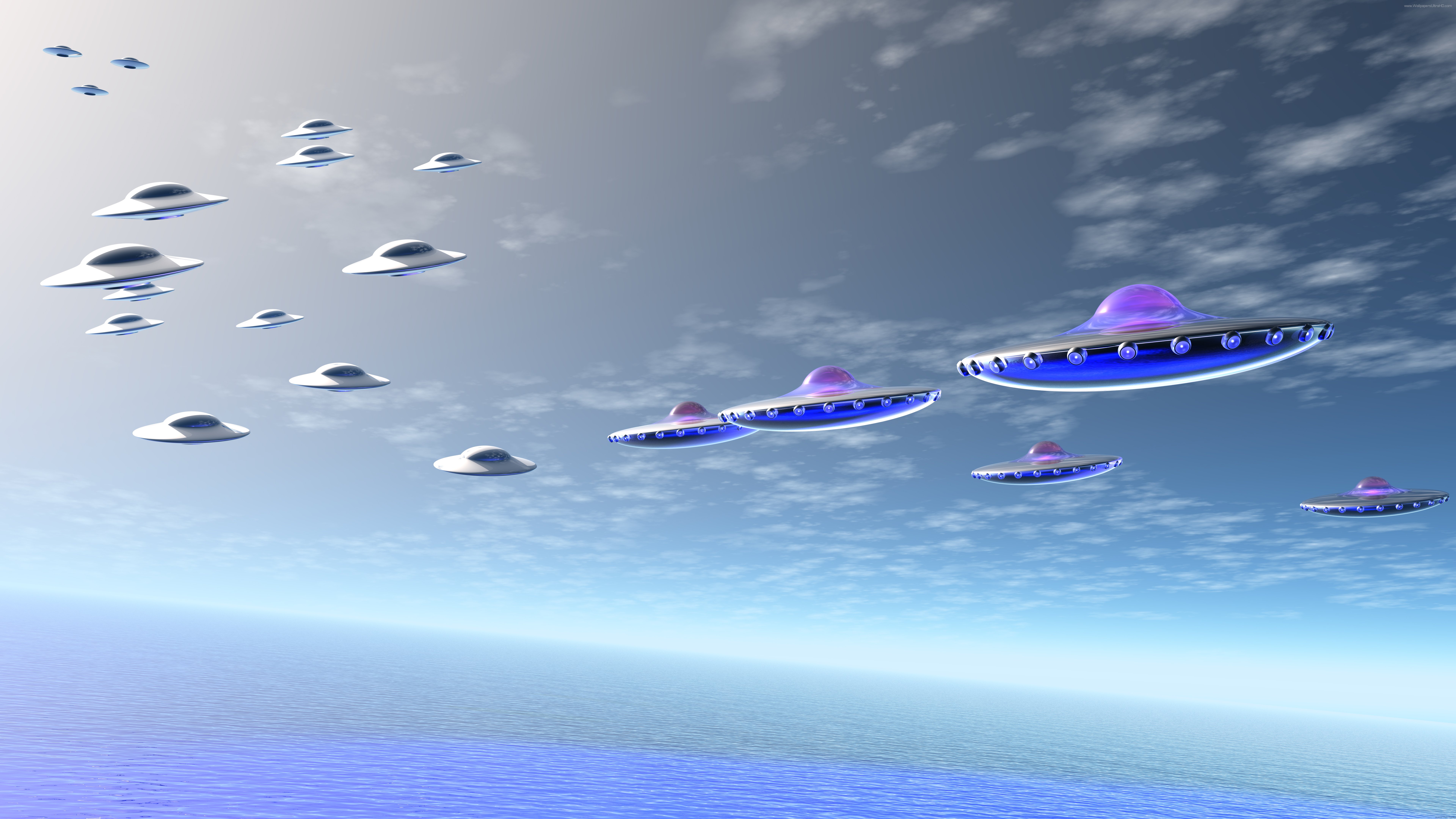 Bateau Jaune et Vert en Mer Pendant la Journée. Wallpaper in 7680x4320 Resolution