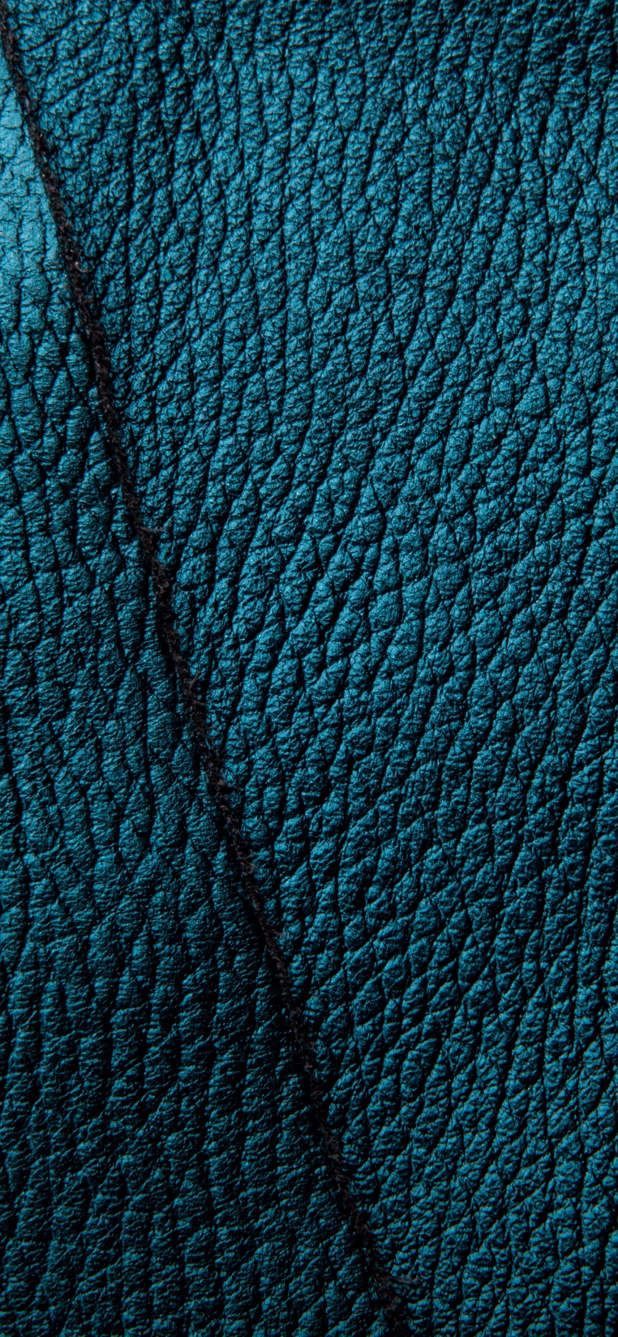 Grünes Textil Auf Schwarzem Textil. Wallpaper in 1242x2688 Resolution