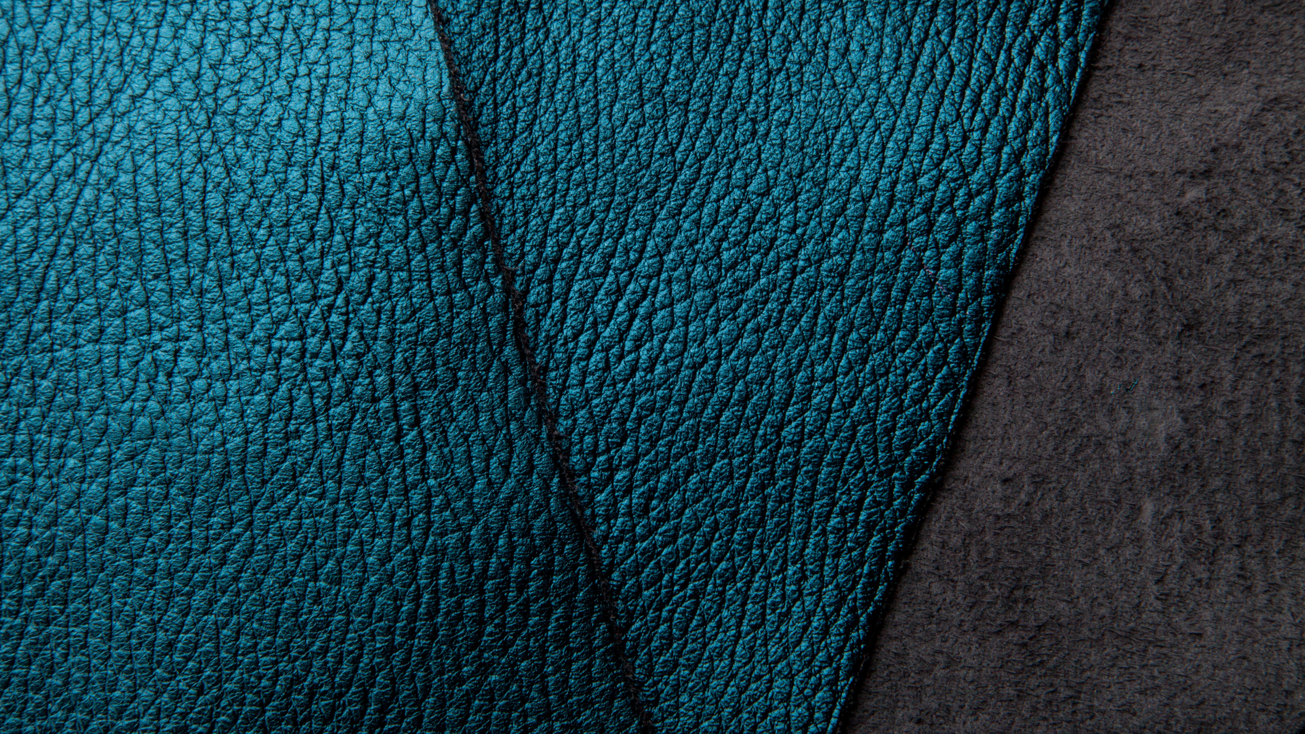 Green Textile on Black Textile. Wallpaper in 2560x1440 Resolution