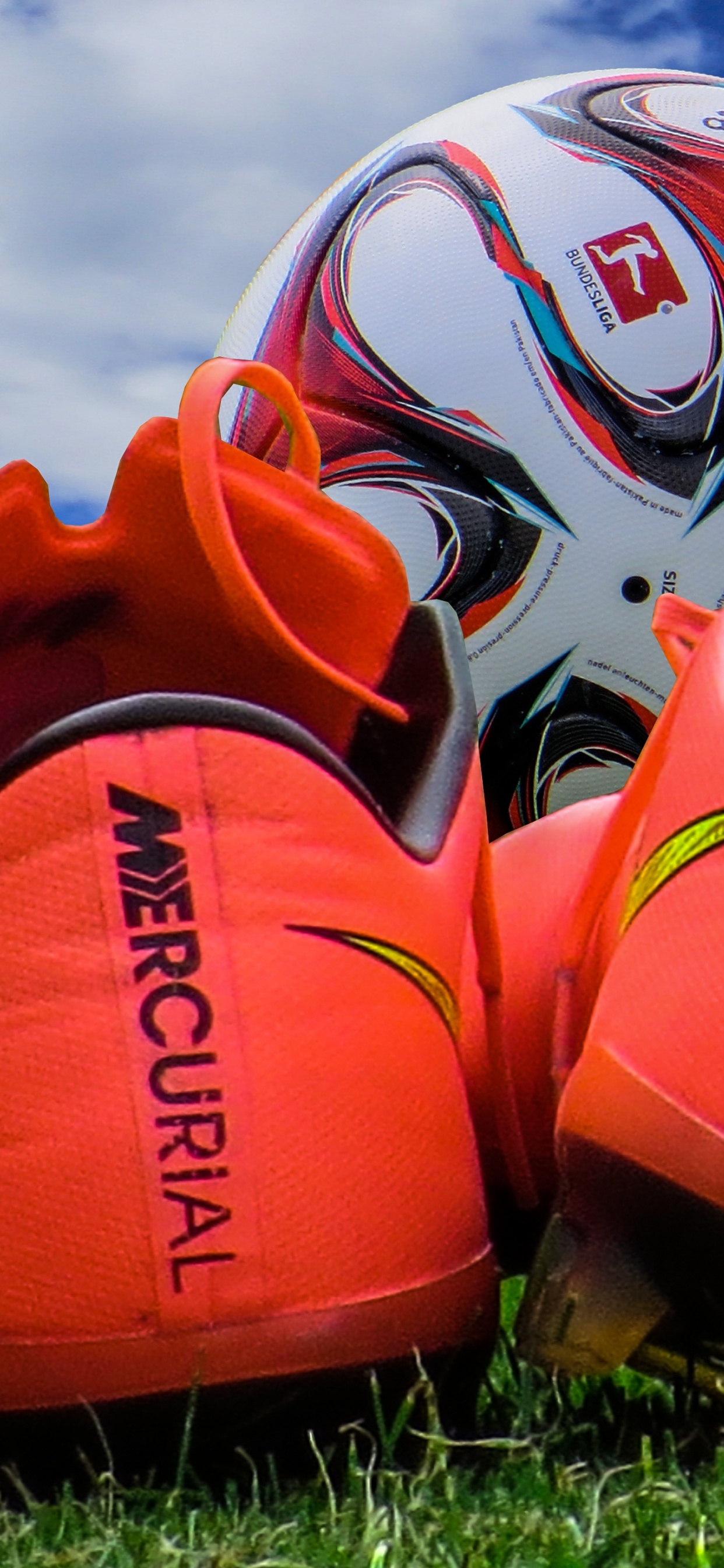 Orange-weiße Nike-Sportschuhe Auf Grünem Gras Tagsüber. Wallpaper in 1242x2688 Resolution