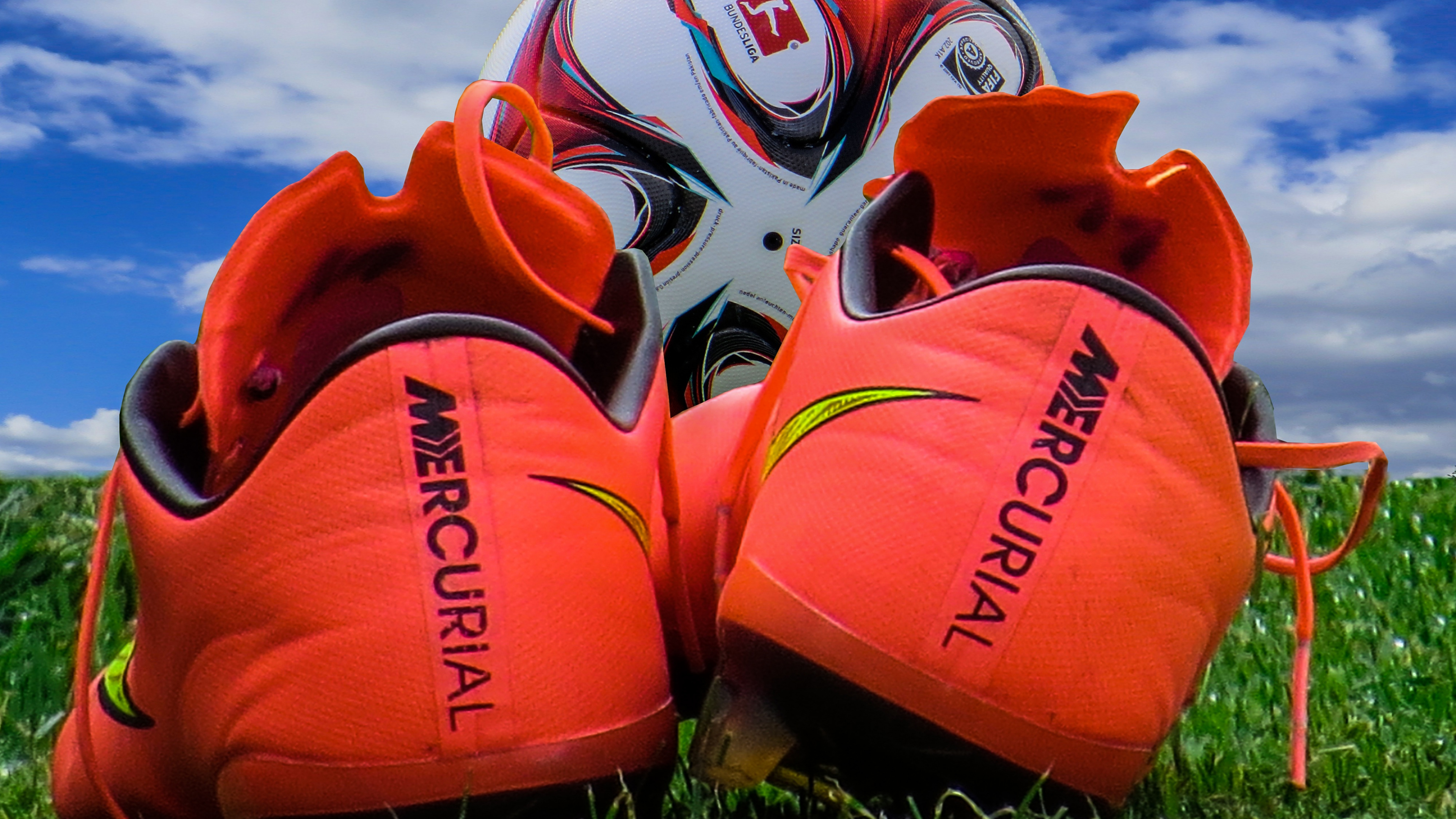 Zapatos Deportivos Nike Naranja y Blanco Sobre la Hierba Verde Durante el Día. Wallpaper in 3840x2160 Resolution