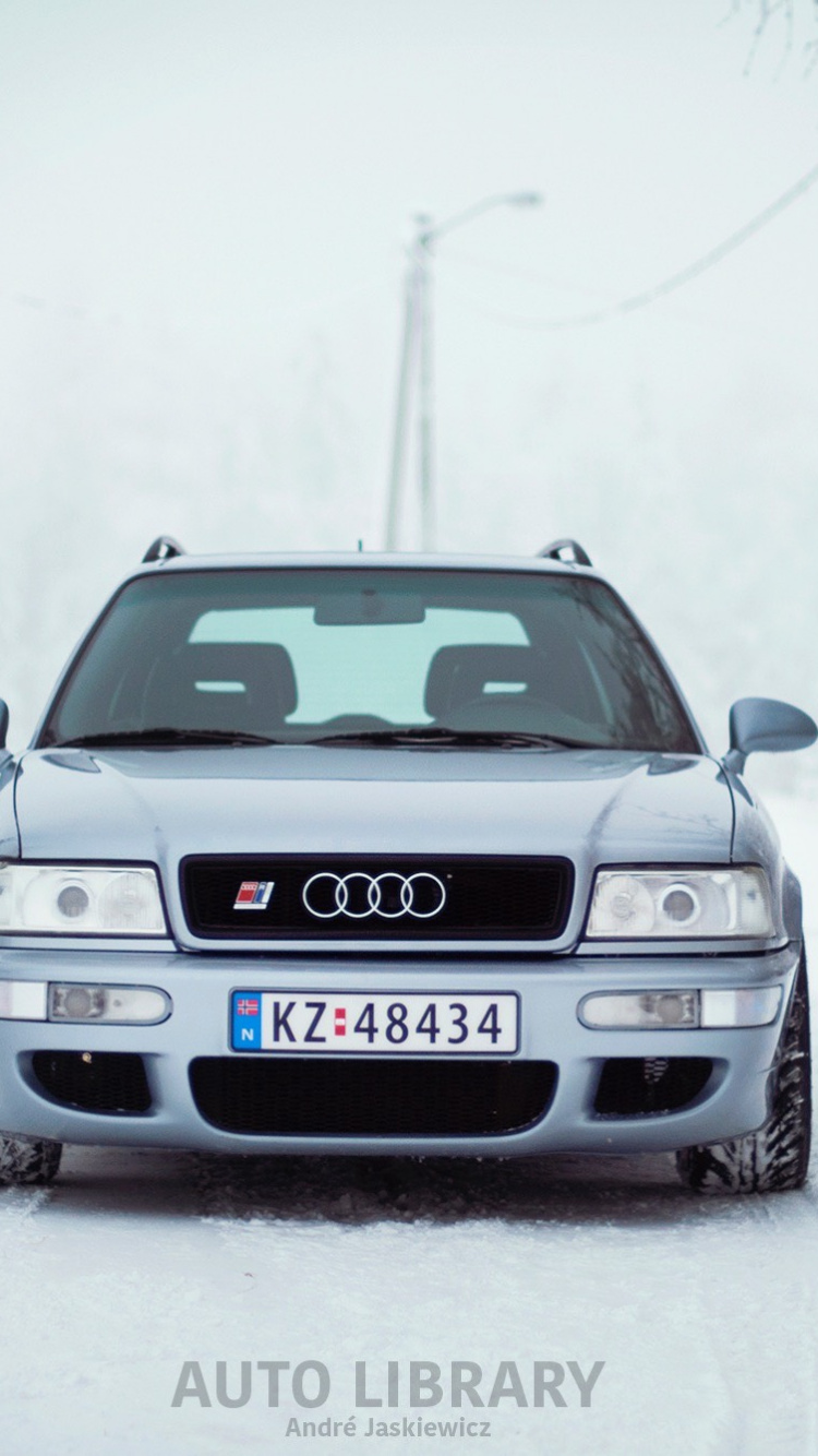 BMW m 3 Azul en Carreteras Cubiertas de Nieve. Wallpaper in 750x1334 Resolution