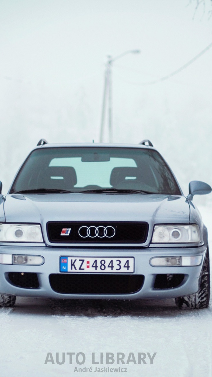 Bmw m 3 Bleu Sur Route Couverte de Neige. Wallpaper in 720x1280 Resolution