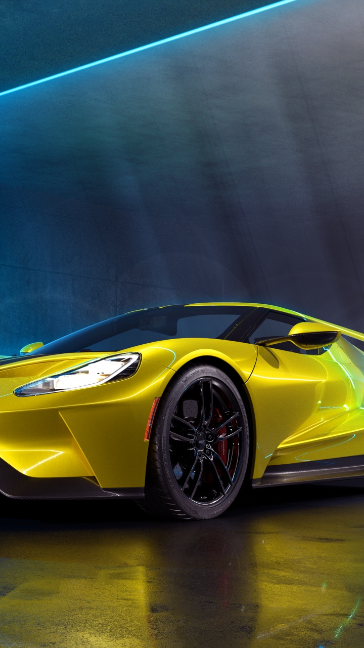 Gelber Ferrari 458 Italia Auf Grauem Pflaster. Wallpaper in 720x1280 Resolution