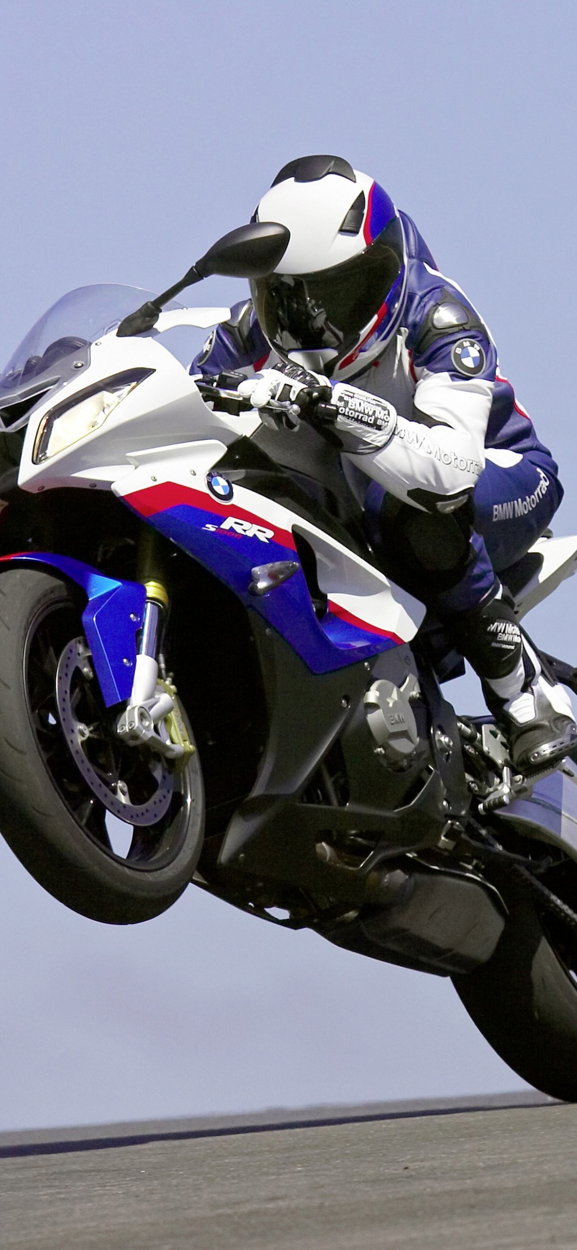 Hombre en Casco de Motocicleta Blanco y Negro Montando Bicicleta Deportiva Blanca y Negra. Wallpaper in 1125x2436 Resolution