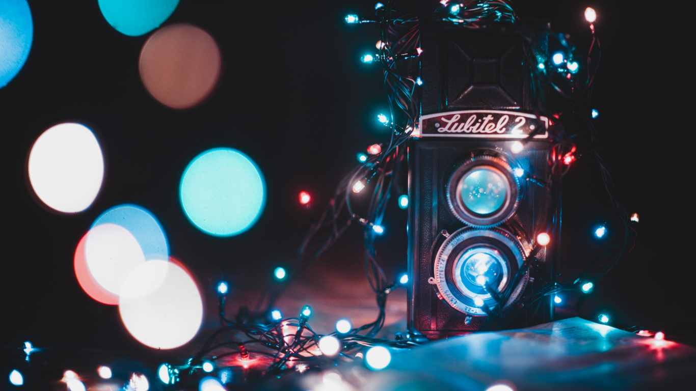 Cámara Negra y Roja Con Luces Bokeh. Wallpaper in 1366x768 Resolution