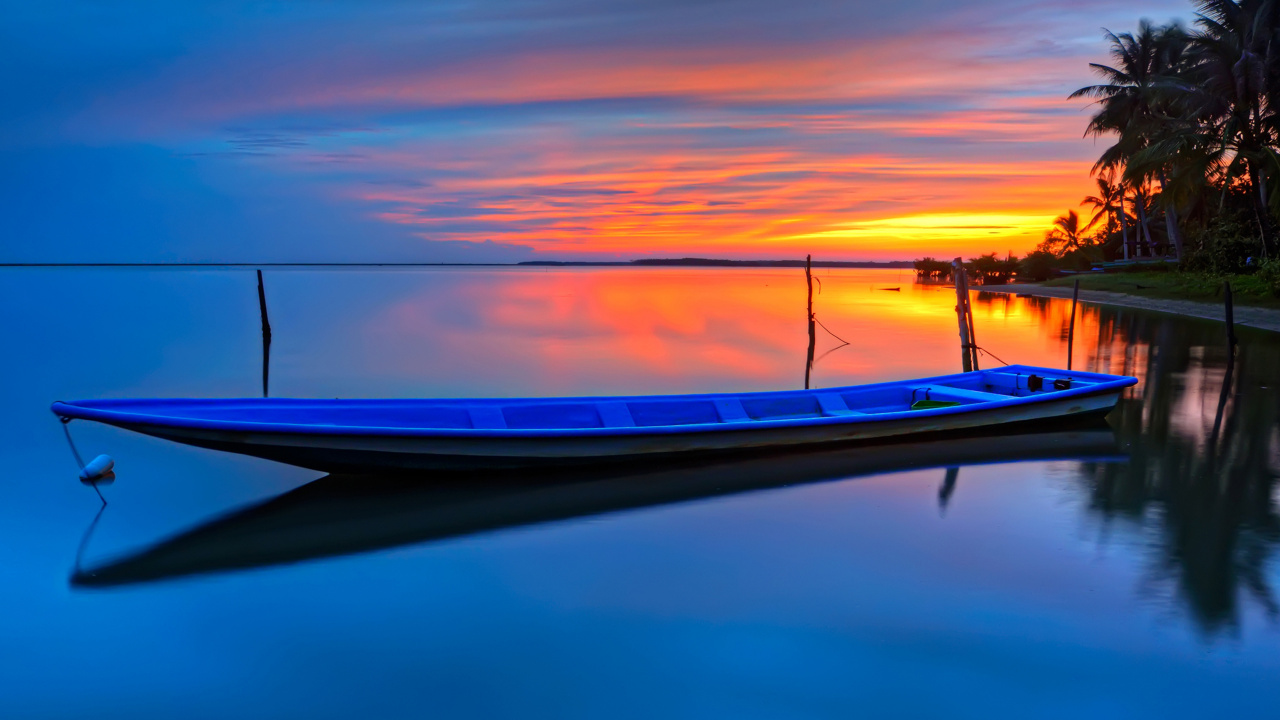 Barco Blanco y Azul Sobre el Agua Durante la Puesta de Sol. Wallpaper in 1280x720 Resolution