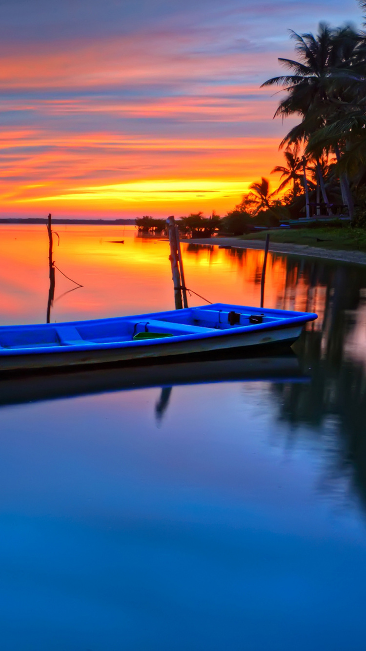 Barco Blanco y Azul Sobre el Agua Durante la Puesta de Sol. Wallpaper in 750x1334 Resolution