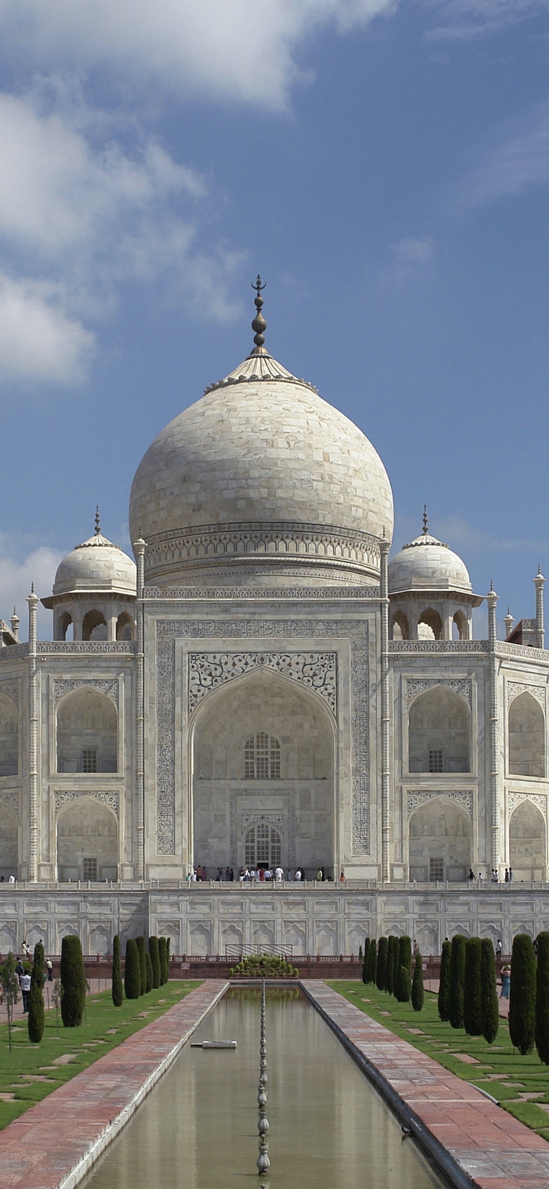 Bâtiment en Béton Blanc Sous Ciel Bleu Pendant la Journée. Wallpaper in 1125x2436 Resolution
