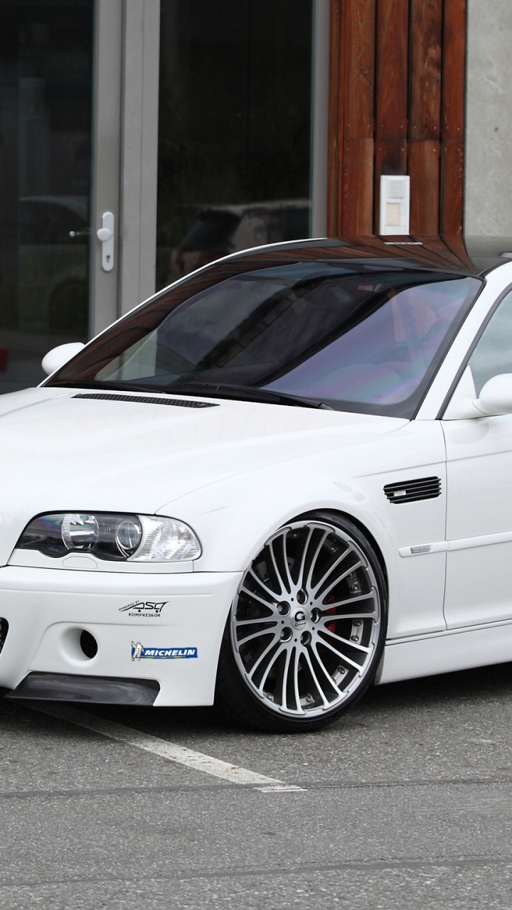 Weißes Bmw m 3 Coupe Parkte Neben Brauner Holztür. Wallpaper in 720x1280 Resolution