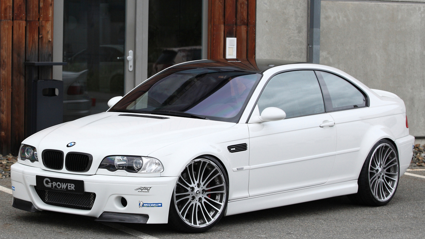 BMW M 3 Coupé Blanco Estacionado Cerca de la Puerta de Madera Marrón. Wallpaper in 1366x768 Resolution