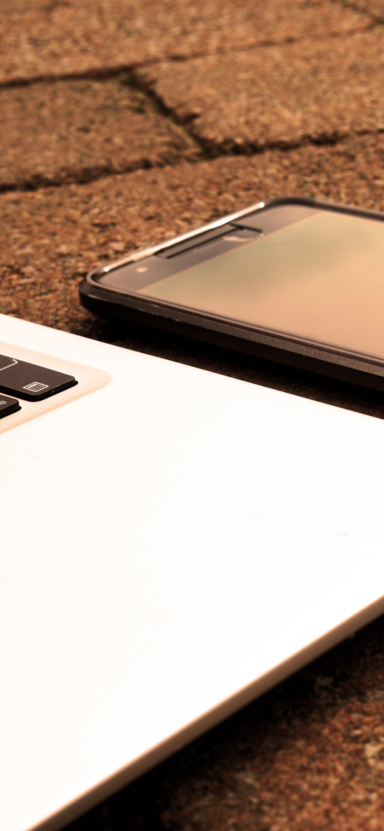 Schwarzes Android-Smartphone Auf Macbook Pro. Wallpaper in 1242x2688 Resolution