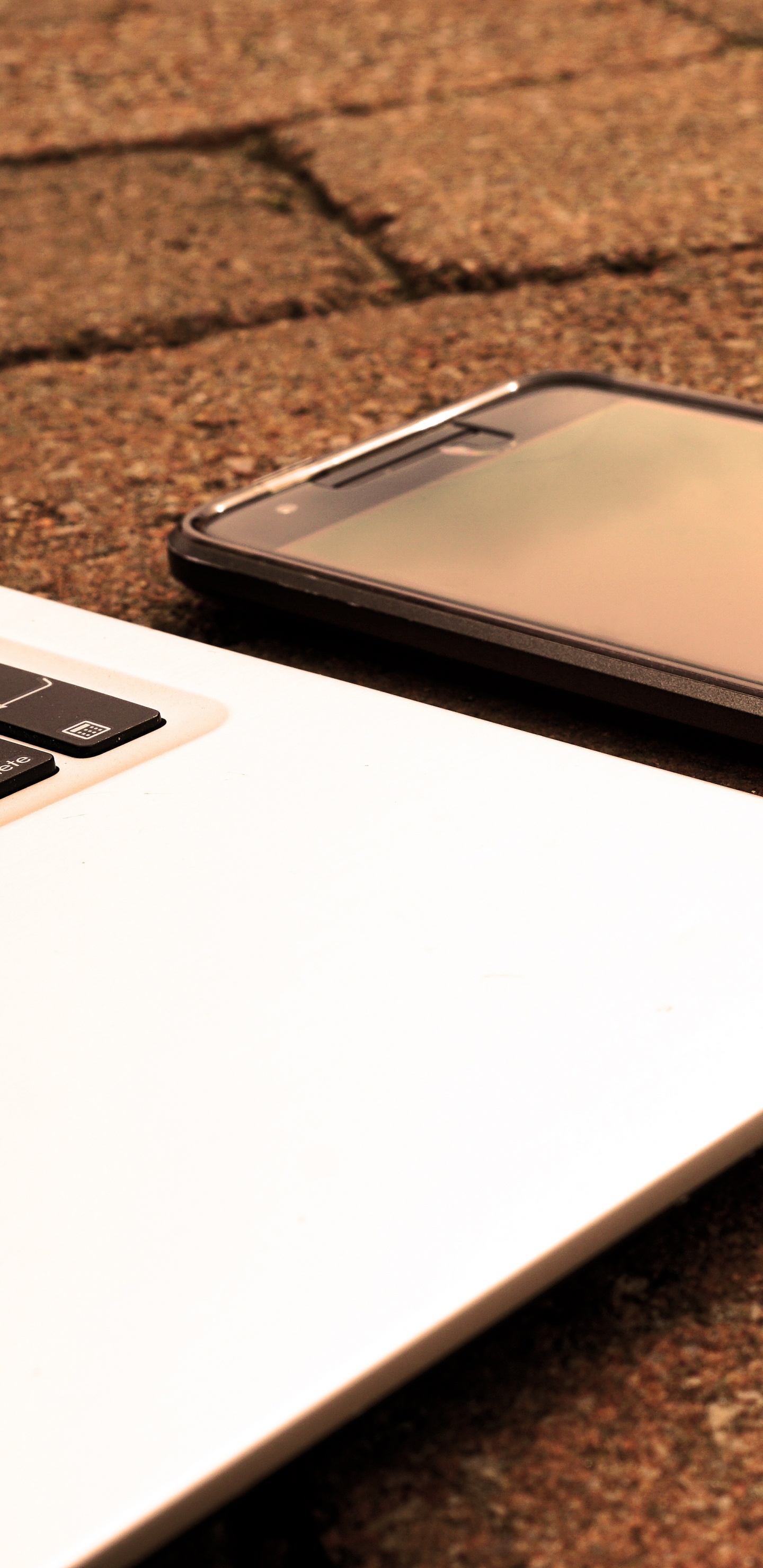 Schwarzes Android-Smartphone Auf Macbook Pro. Wallpaper in 1440x2960 Resolution