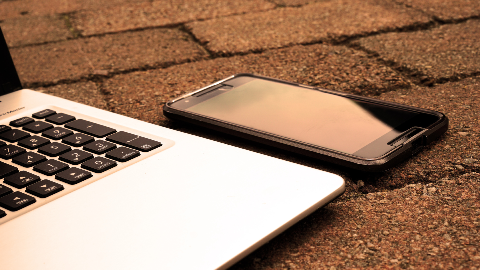 Schwarzes Android-Smartphone Auf Macbook Pro. Wallpaper in 1920x1080 Resolution