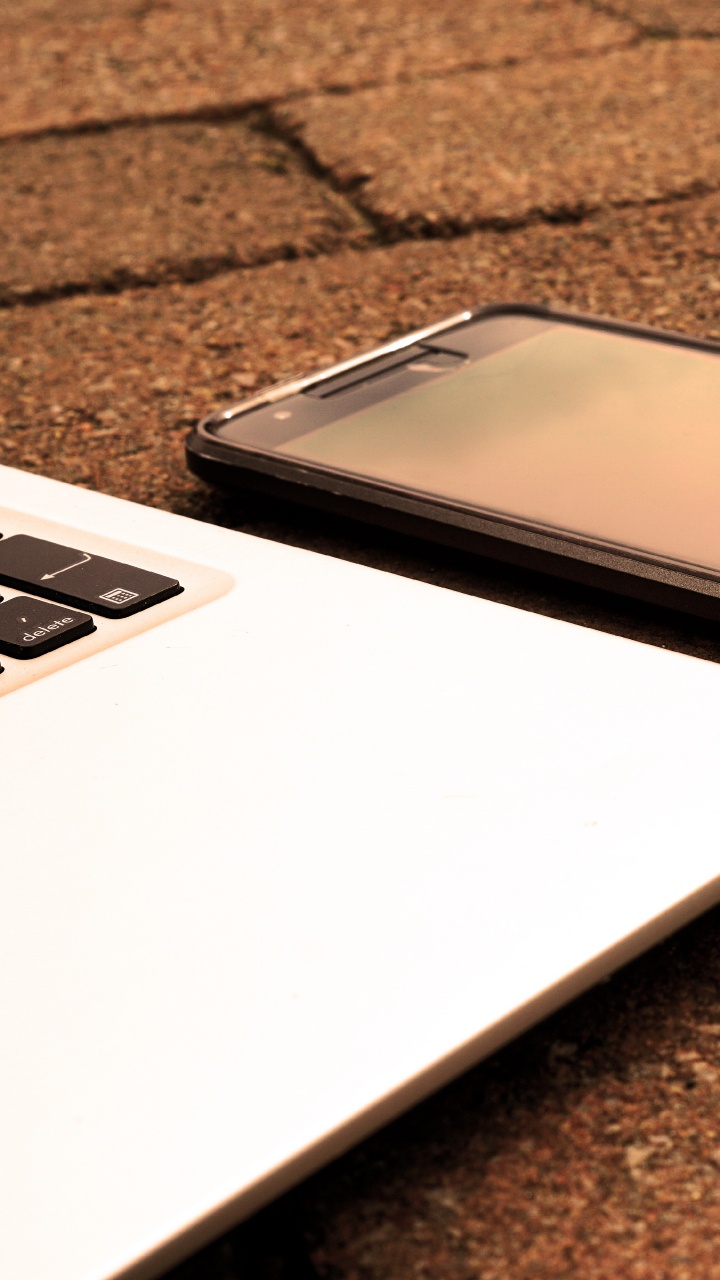 Schwarzes Android-Smartphone Auf Macbook Pro. Wallpaper in 720x1280 Resolution