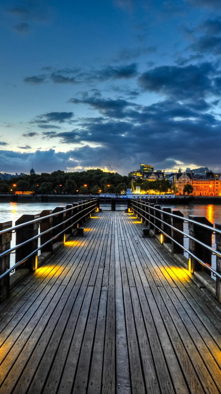 Quai en Bois Brun Sur le Plan D'eau Pendant la Nuit. Wallpaper in 720x1280 Resolution