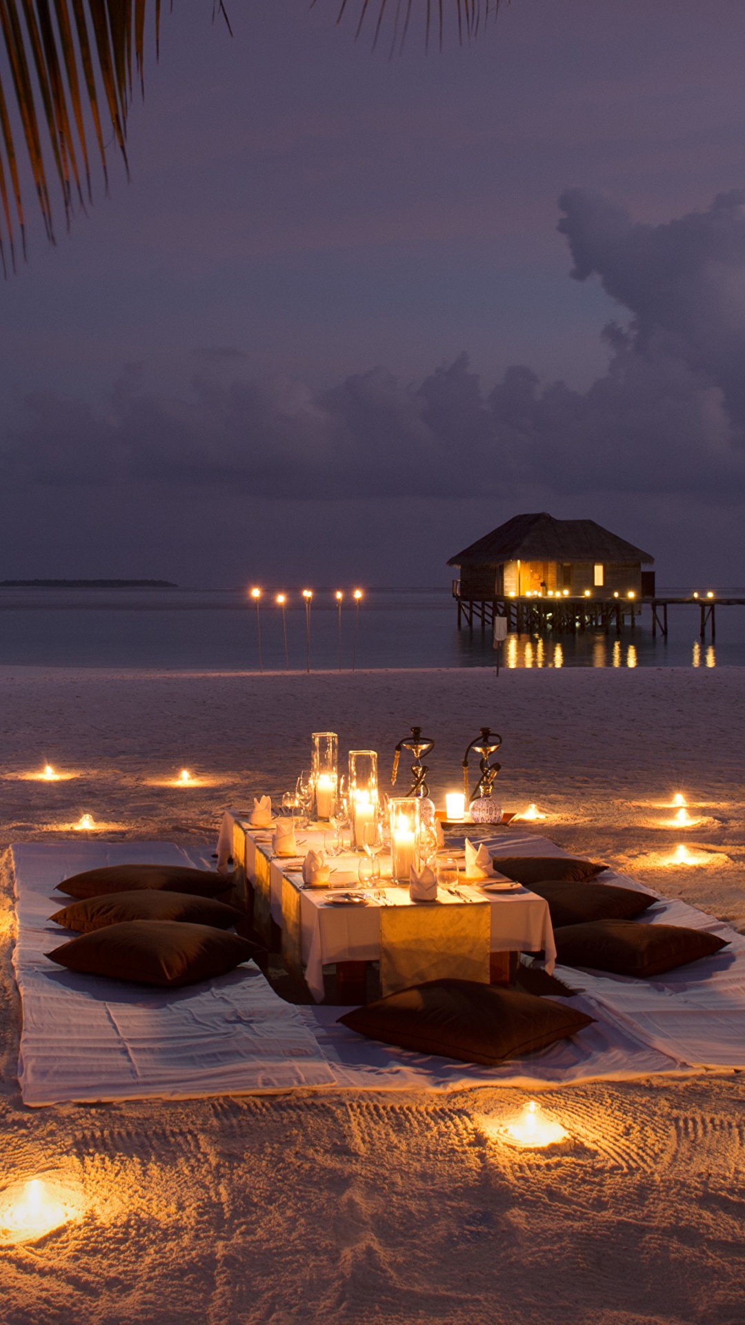 Gazebo en Bois Brun Sur la Plage Pendant la Nuit. Wallpaper in 1080x1920 Resolution