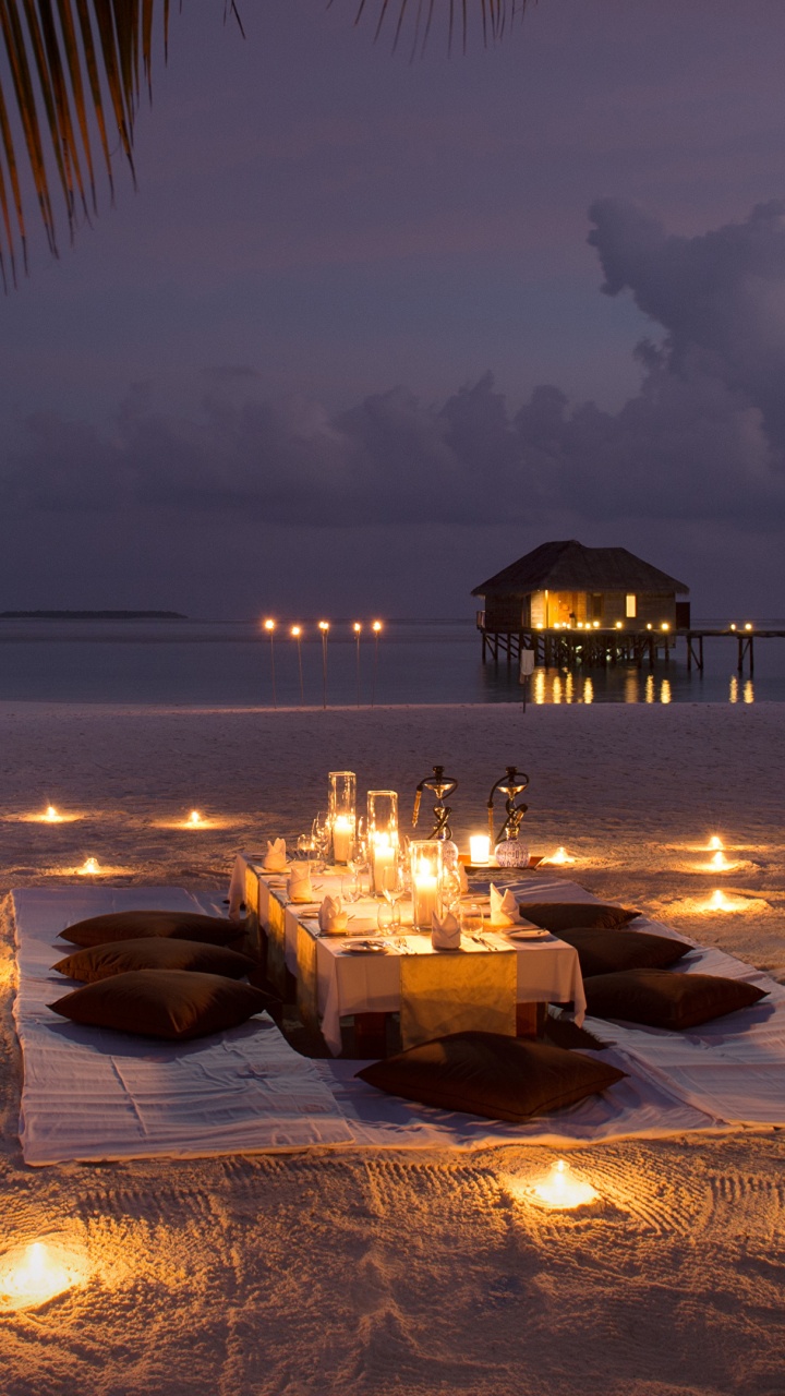 Gazebo en Bois Brun Sur la Plage Pendant la Nuit. Wallpaper in 720x1280 Resolution