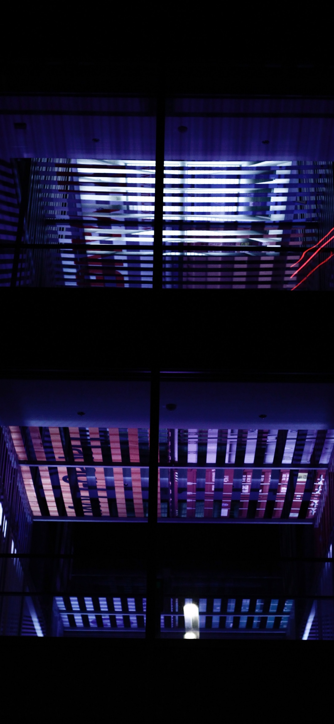 Cadre en Métal Blanc et Rouge. Wallpaper in 1125x2436 Resolution