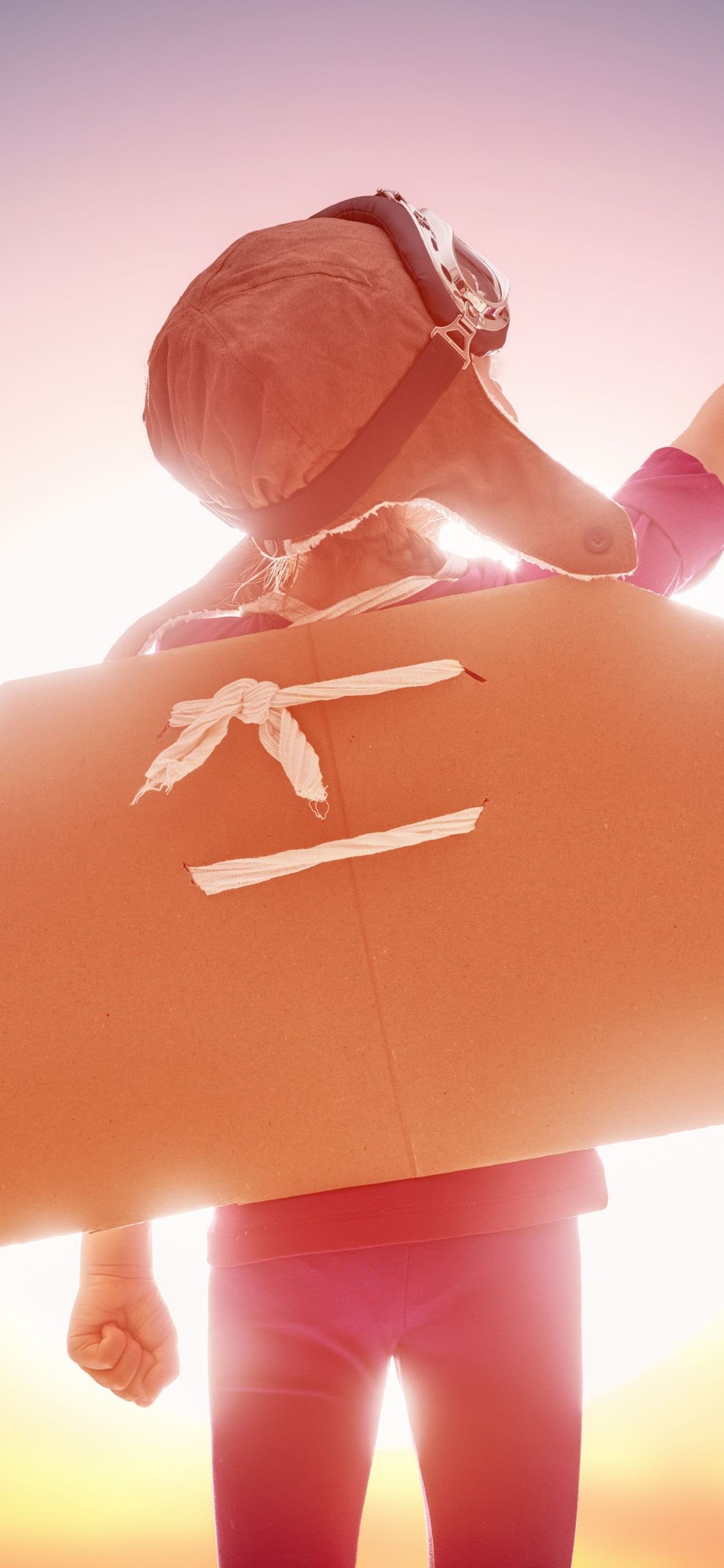 Femme en Robe Orange Tenant Une Croix Blanche. Wallpaper in 1125x2436 Resolution