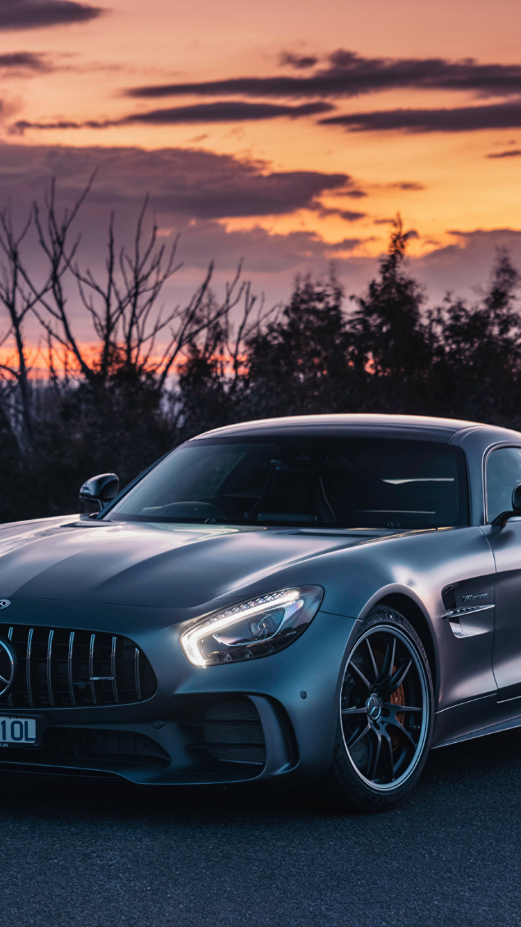 Schwarzes Mercedes-benz-coupé Unterwegs Bei Sonnenuntergang. Wallpaper in 750x1334 Resolution