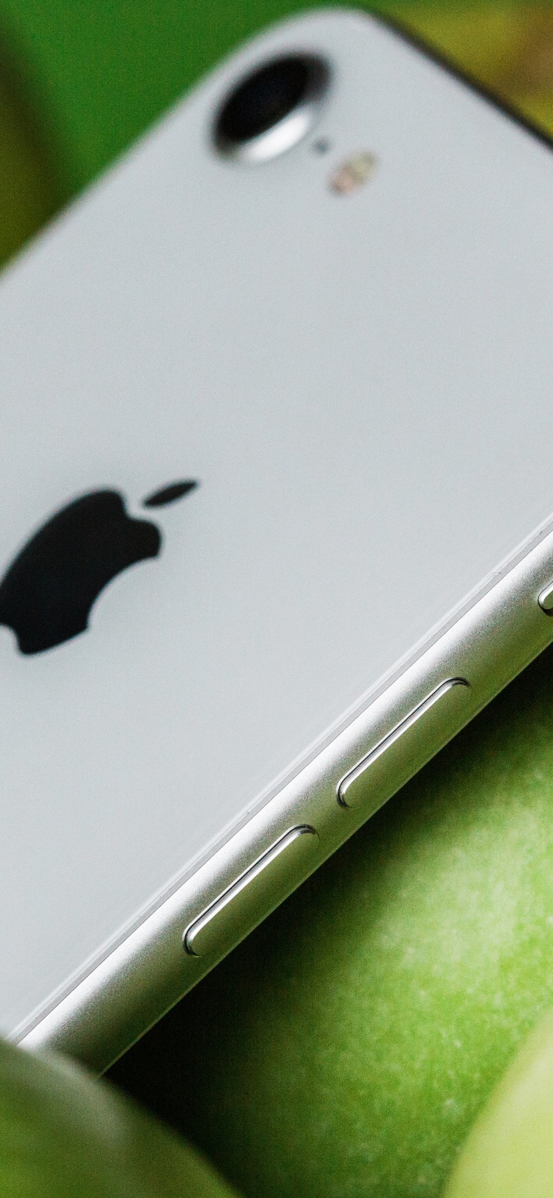 Silbernes IPhone 6 Auf Grünem Textil. Wallpaper in 1125x2436 Resolution