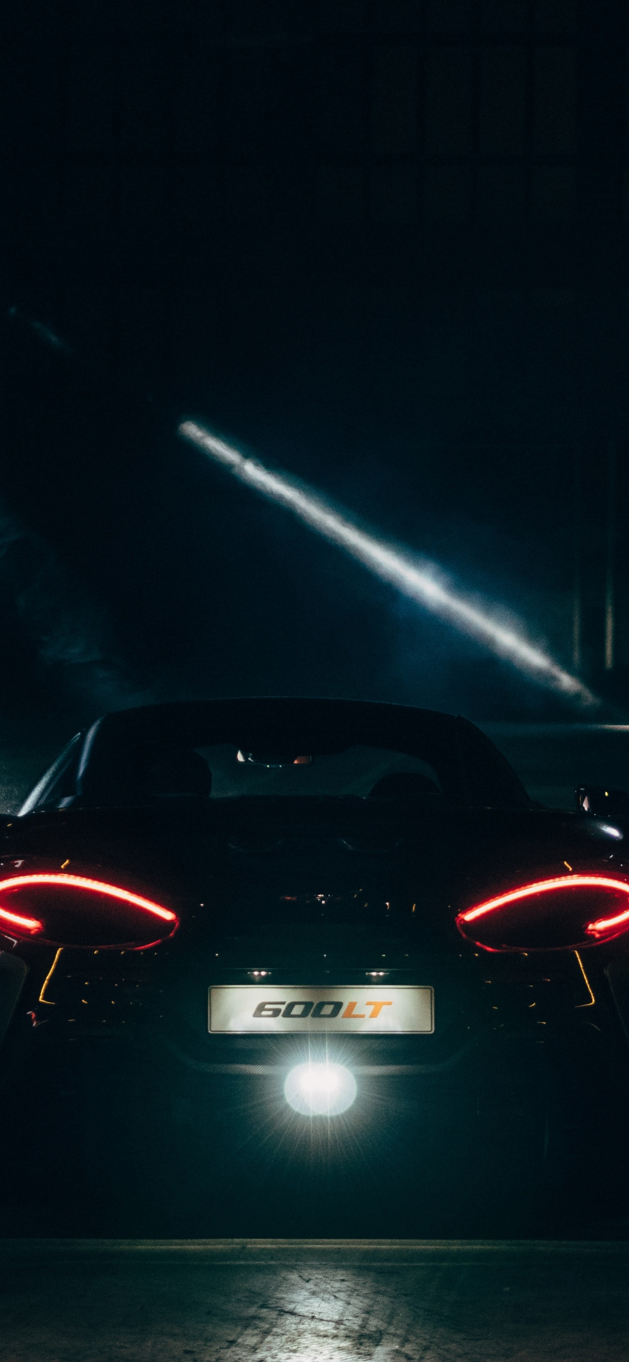 Voiture de Sport Ferrari Rouge Sur Route Pendant la Nuit. Wallpaper in 1242x2688 Resolution