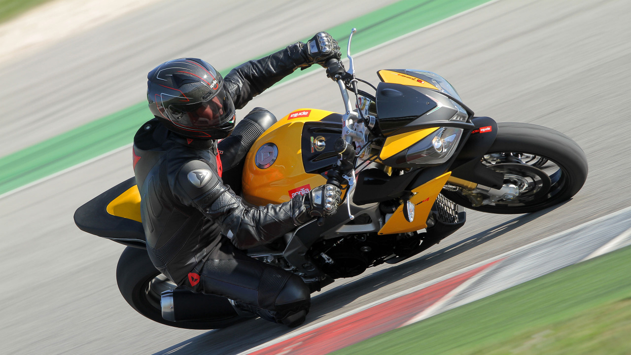 Homme en Costume Noir et Jaune Faisant du Vélo de Sport Orange. Wallpaper in 1280x720 Resolution