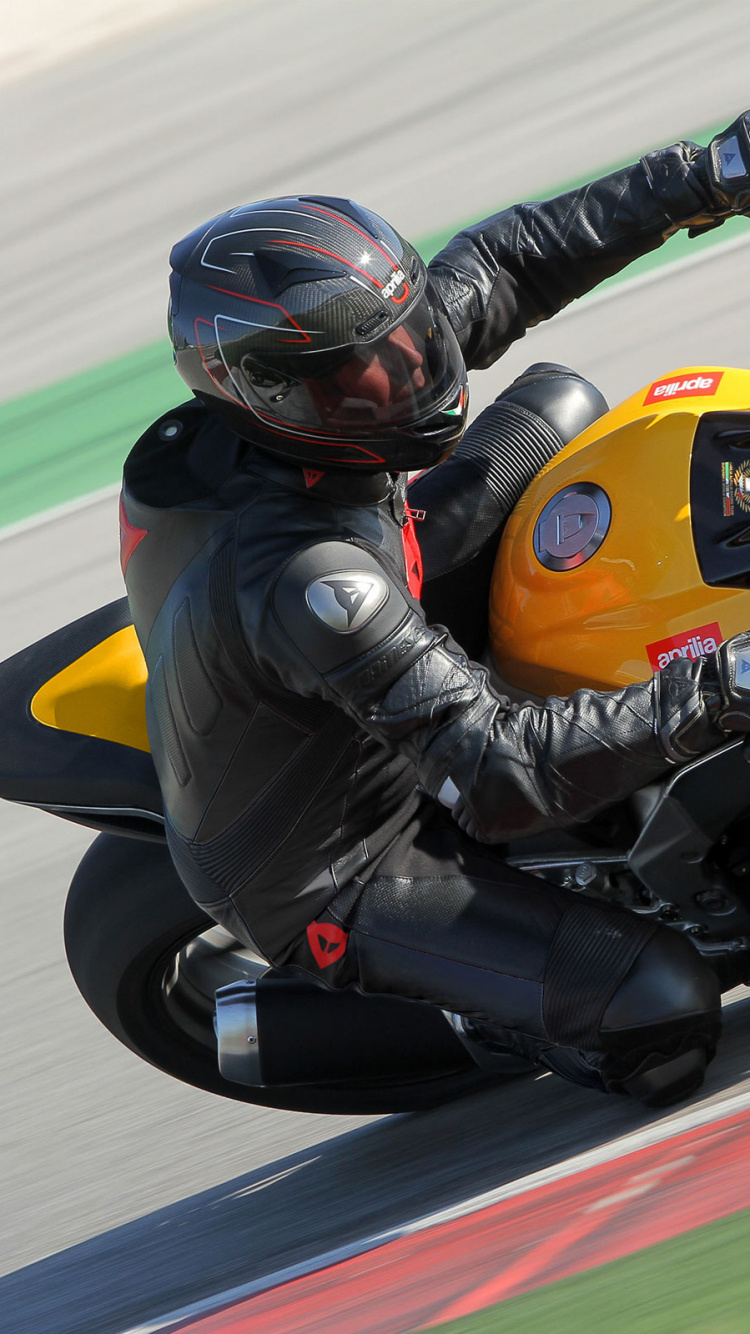 Homme en Costume Noir et Jaune Faisant du Vélo de Sport Orange. Wallpaper in 750x1334 Resolution