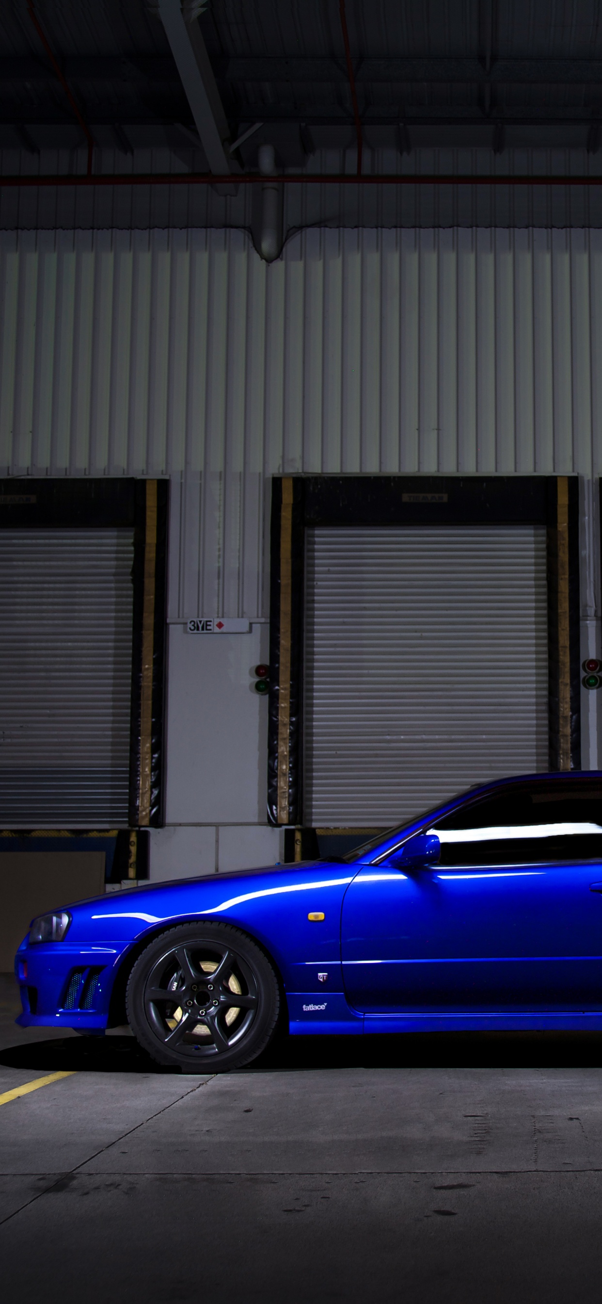 Blaue Limousine Vor Dem Gebäude Geparkt. Wallpaper in 1242x2688 Resolution