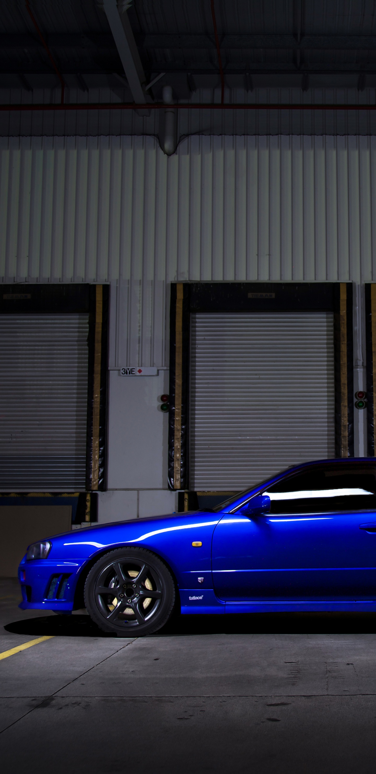 Blaue Limousine Vor Dem Gebäude Geparkt. Wallpaper in 1440x2960 Resolution