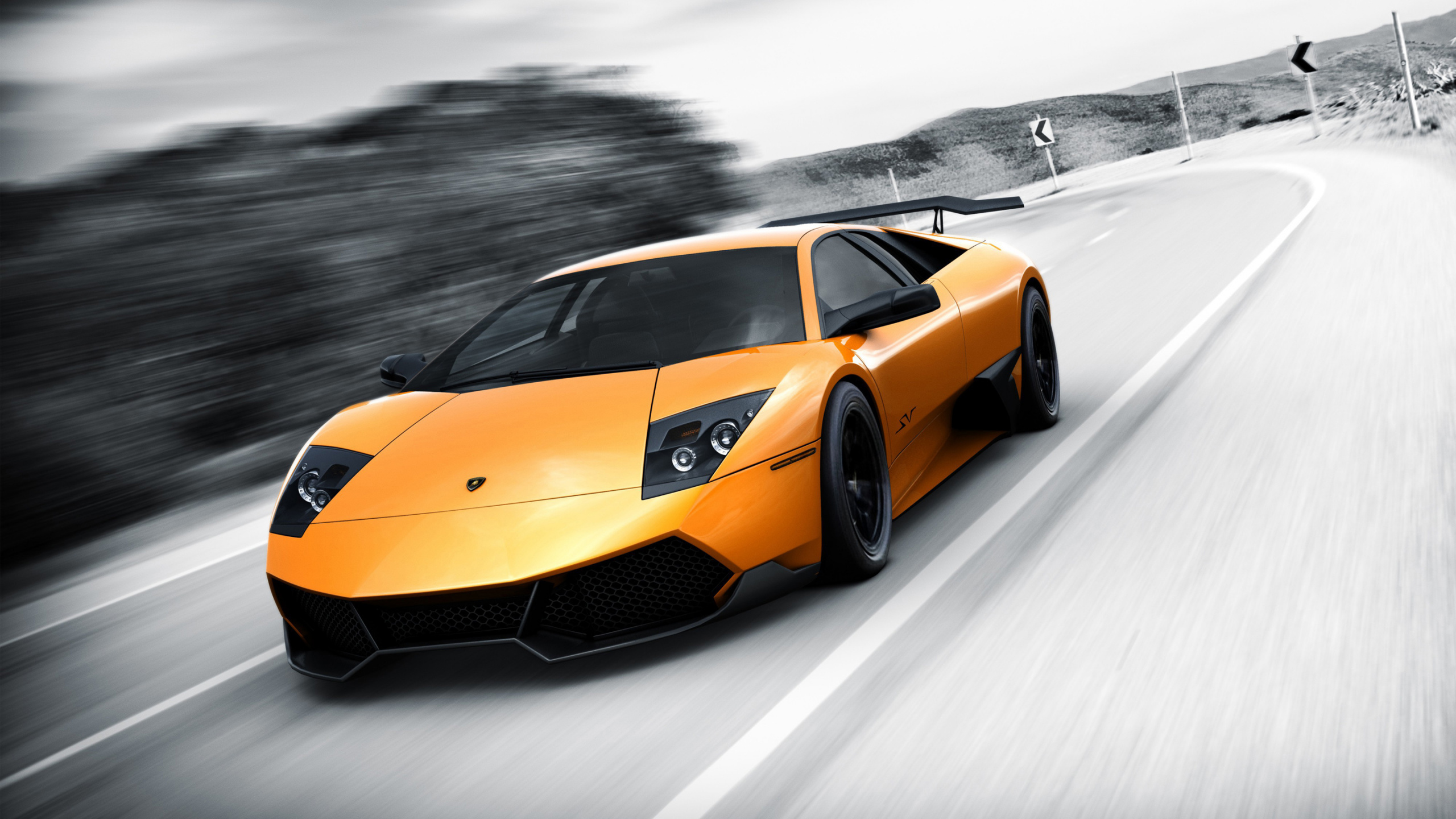 Gelber Lamborghini Aventador Tagsüber Unterwegs. Wallpaper in 2560x1440 Resolution