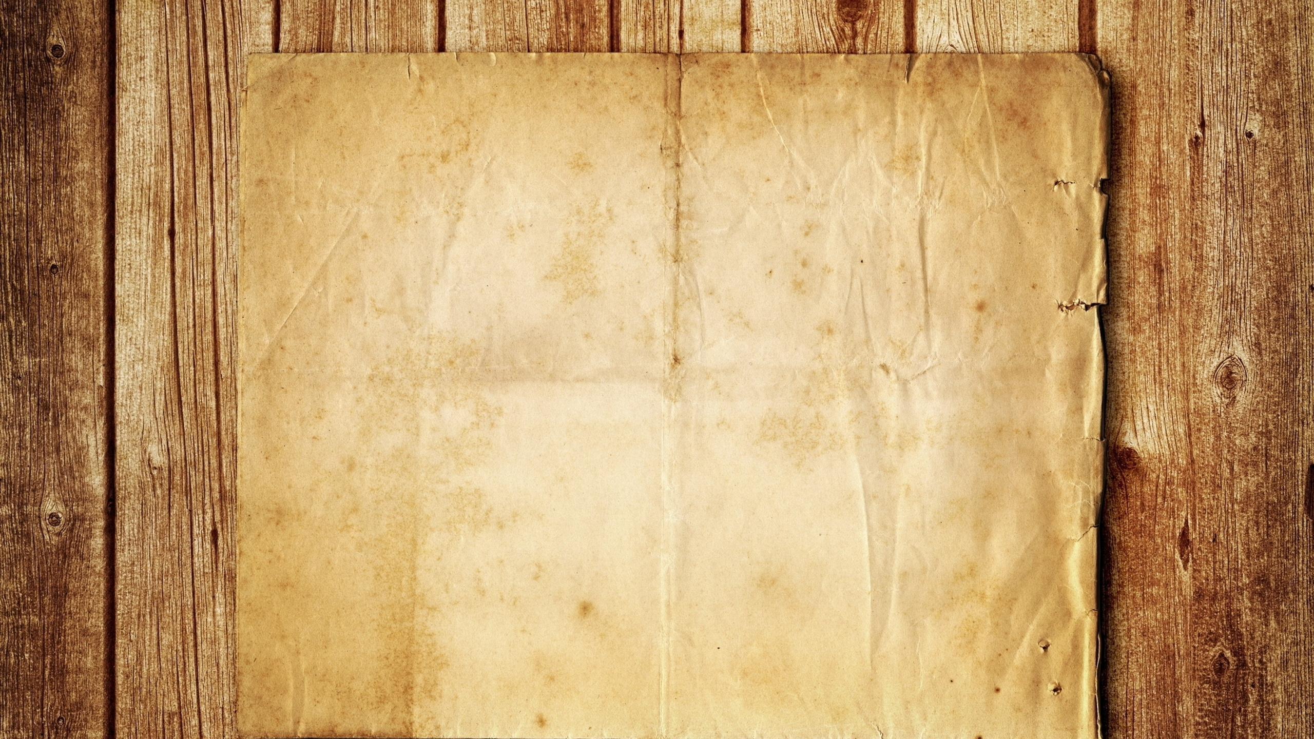 Papier Blanc Sur Une Surface en Bois Marron. Wallpaper in 2560x1440 Resolution