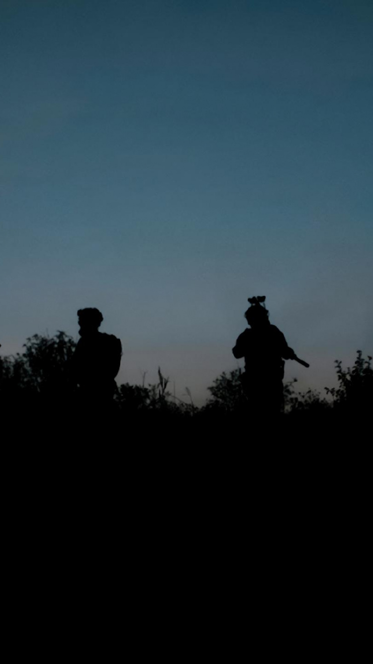 La Gente en la Naturaleza, Gesto, Soldado, Ejército, Organización Militar. Wallpaper in 750x1334 Resolution