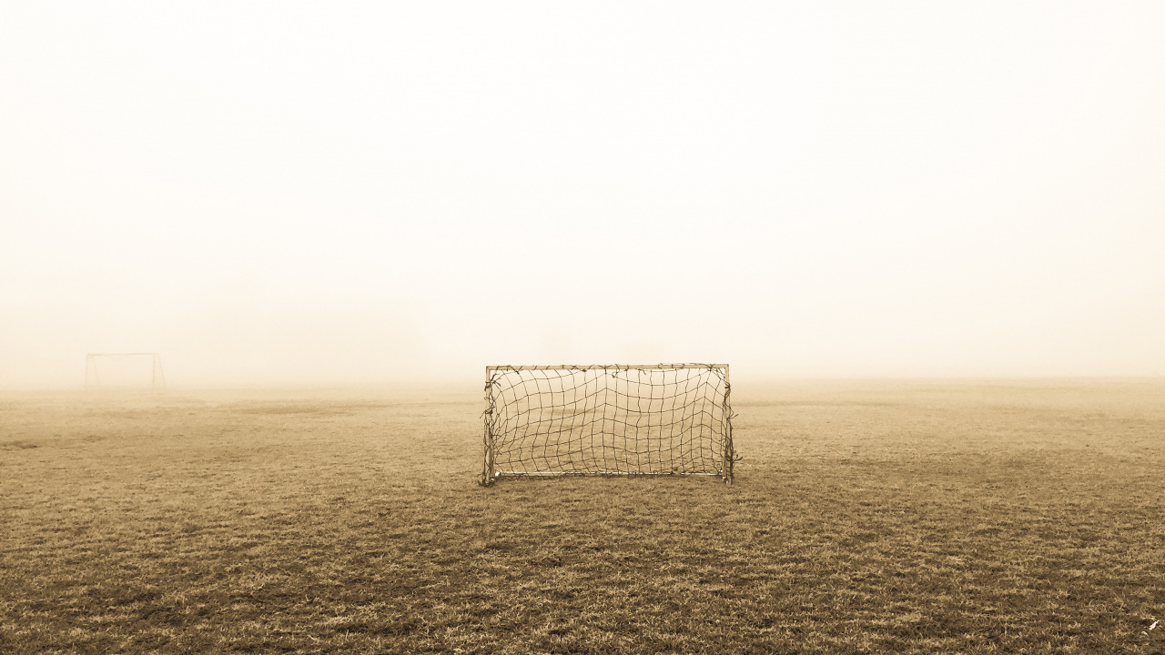 But de Football Blanc et Noir Sur Terrain Couvert de Brouillard. Wallpaper in 1280x720 Resolution