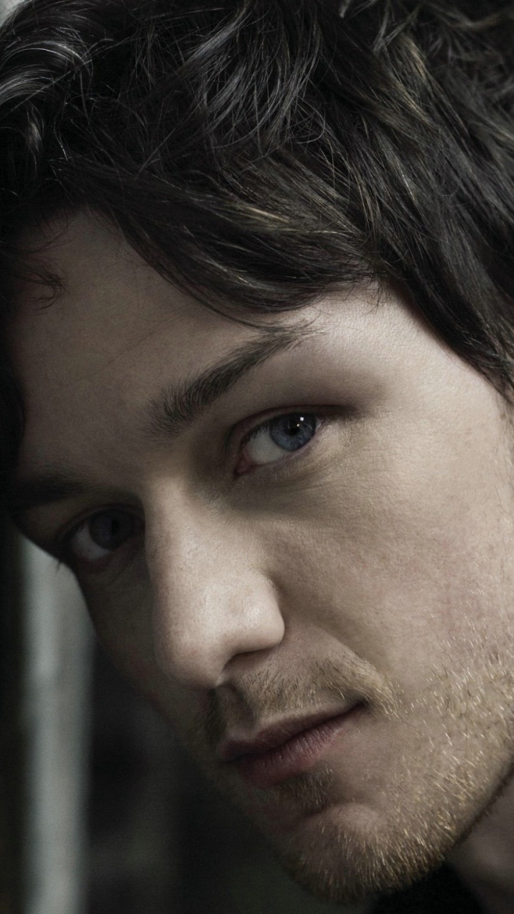 Man in Black Shirt Leaning on White Wall. Wallpaper in 720x1280 Resolution